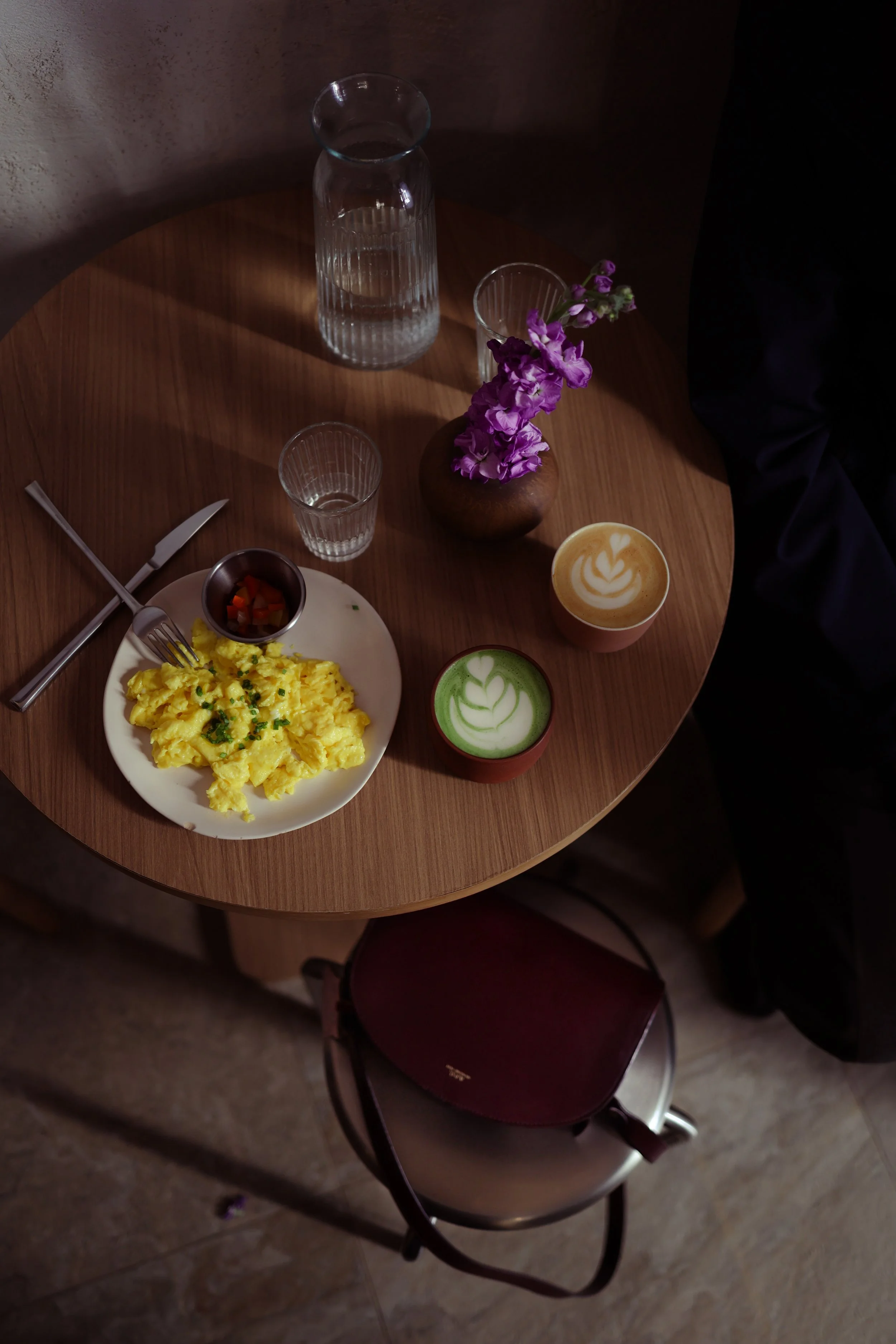 Food photography for Filtro coffee shop in Salerno, photographing granola bowl, croissant, matcha latte, and specialty coffee