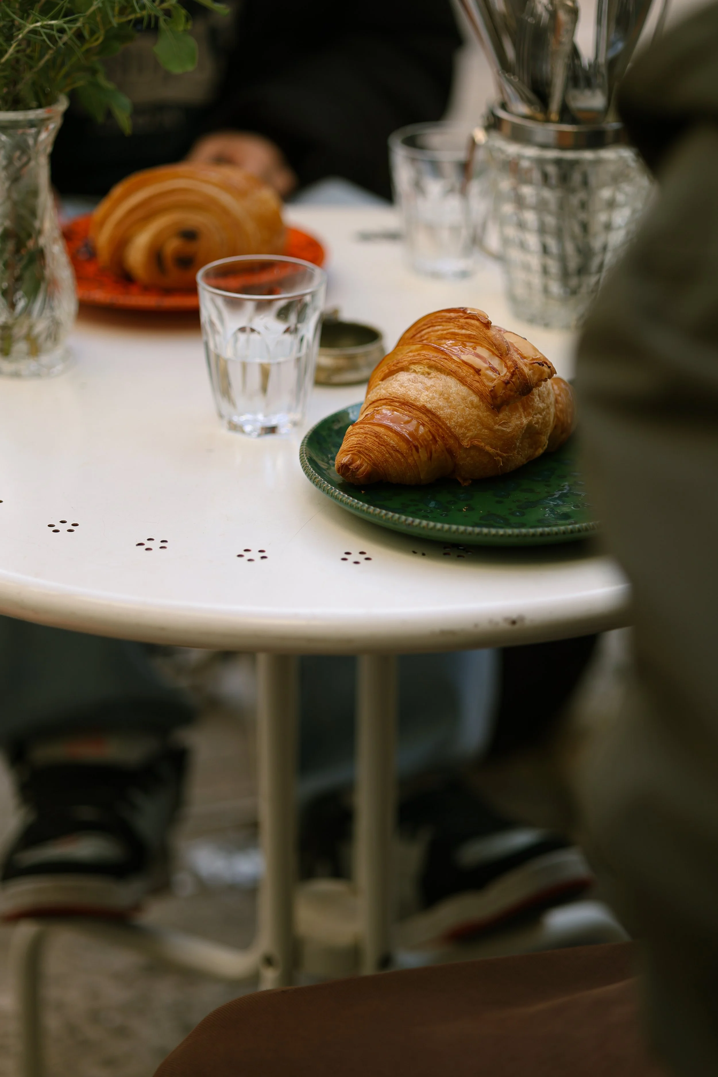 Food photography for Filiera coffee shop in Lecce, photographing granola bowl, croissant, matcha latte, and specialty coffee
