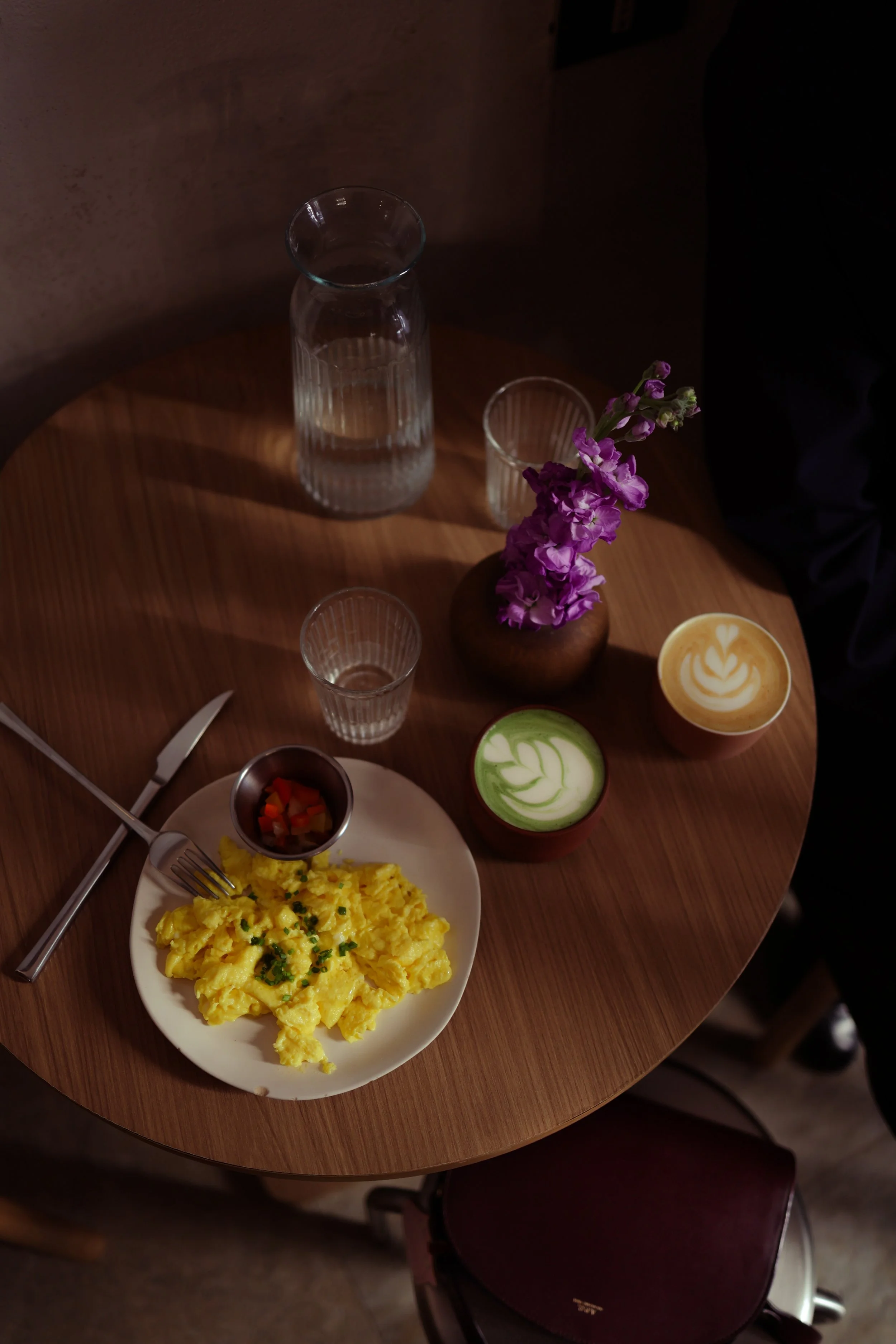 Food photography for Filtro coffee shop in Salerno, photographing granola bowl, croissant, matcha latte, and specialty coffee