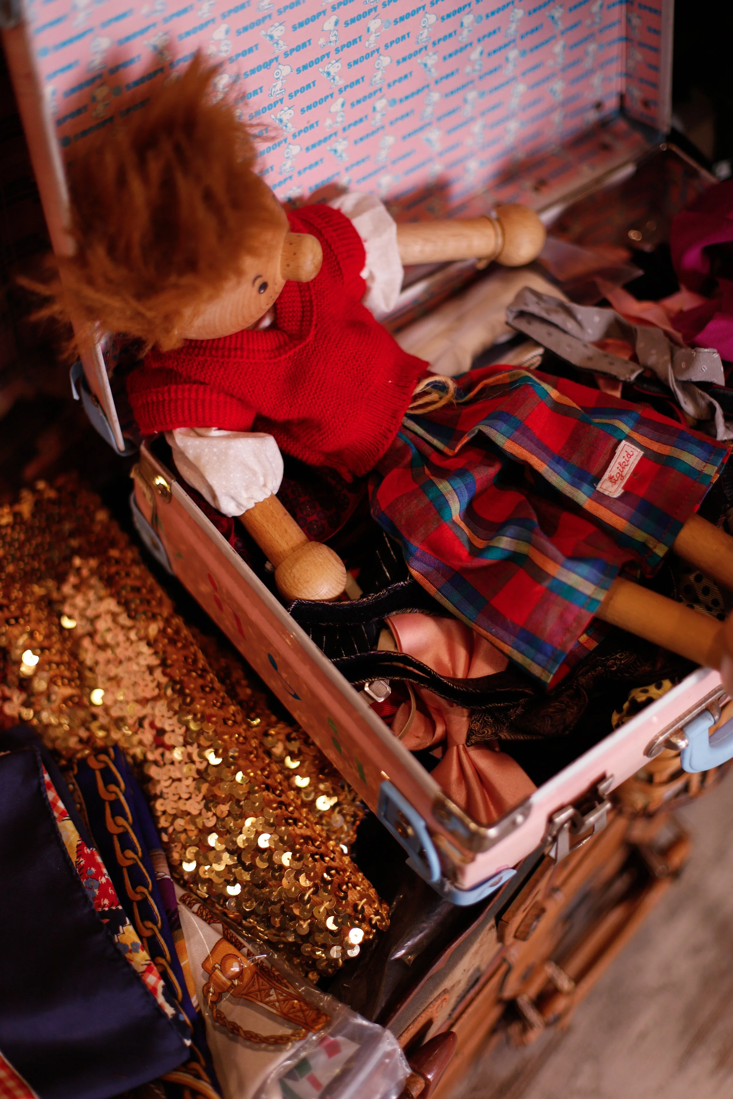 Portrait photography Claudia, Il Baule Volante, Vintage store in Napoli