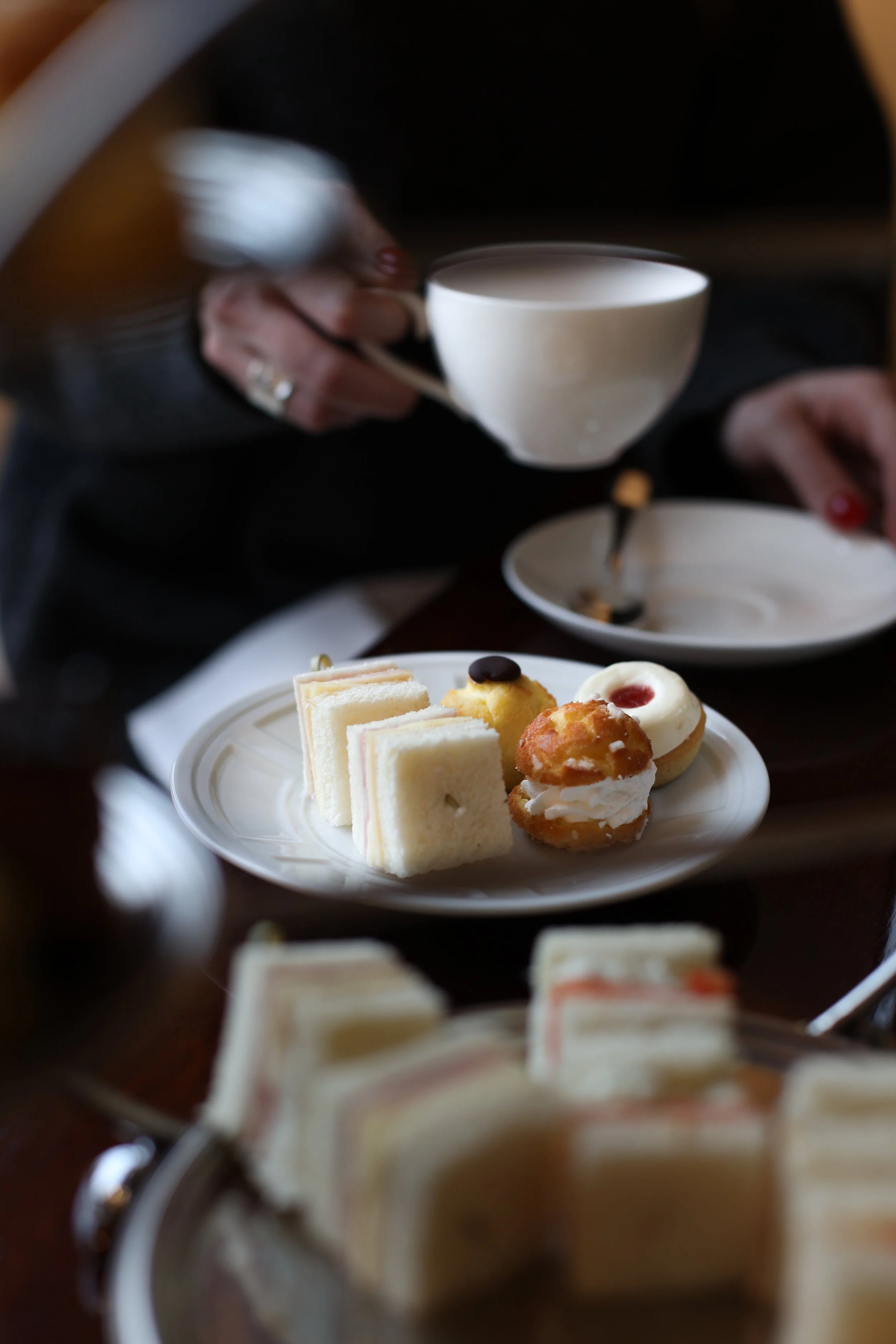 Hospitality photographer at Lungarno Luxury Hotel in Florence, photographing the English tea time, tea and cakes