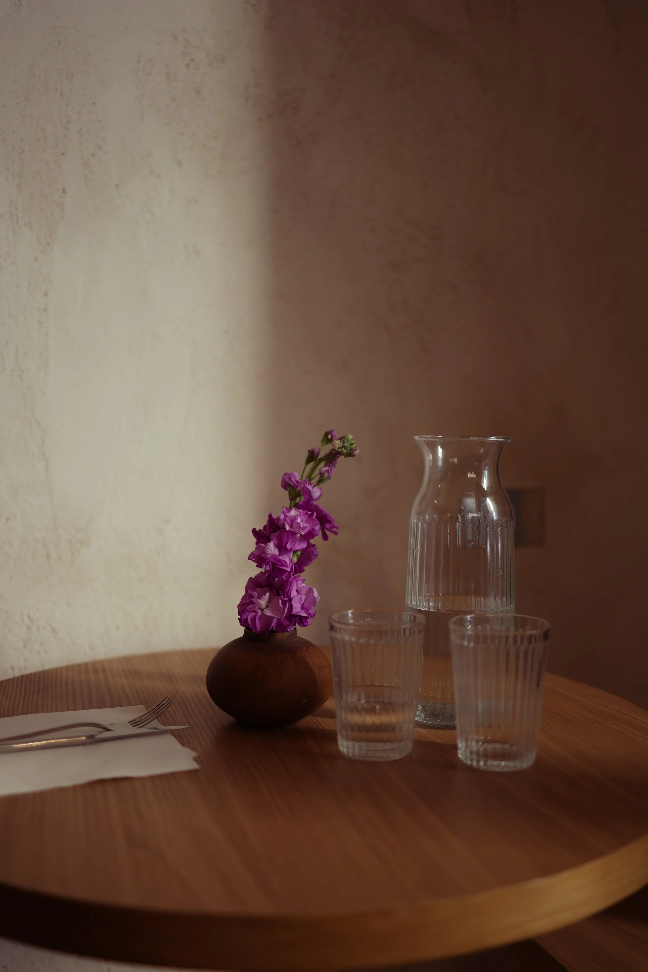 Food photography for Filtro coffee shop in Salerno, photographing granola bowl, croissant, matcha latte, and specialty coffee