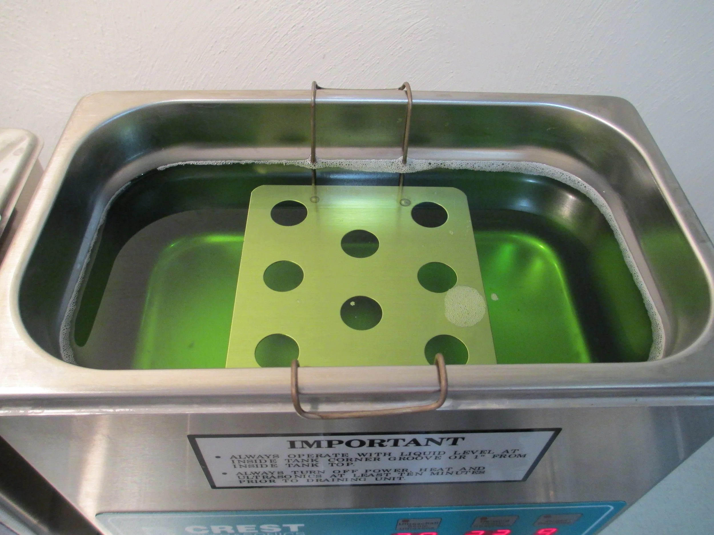 Ultrasonic cleaning tank to clean the external body of injectors.