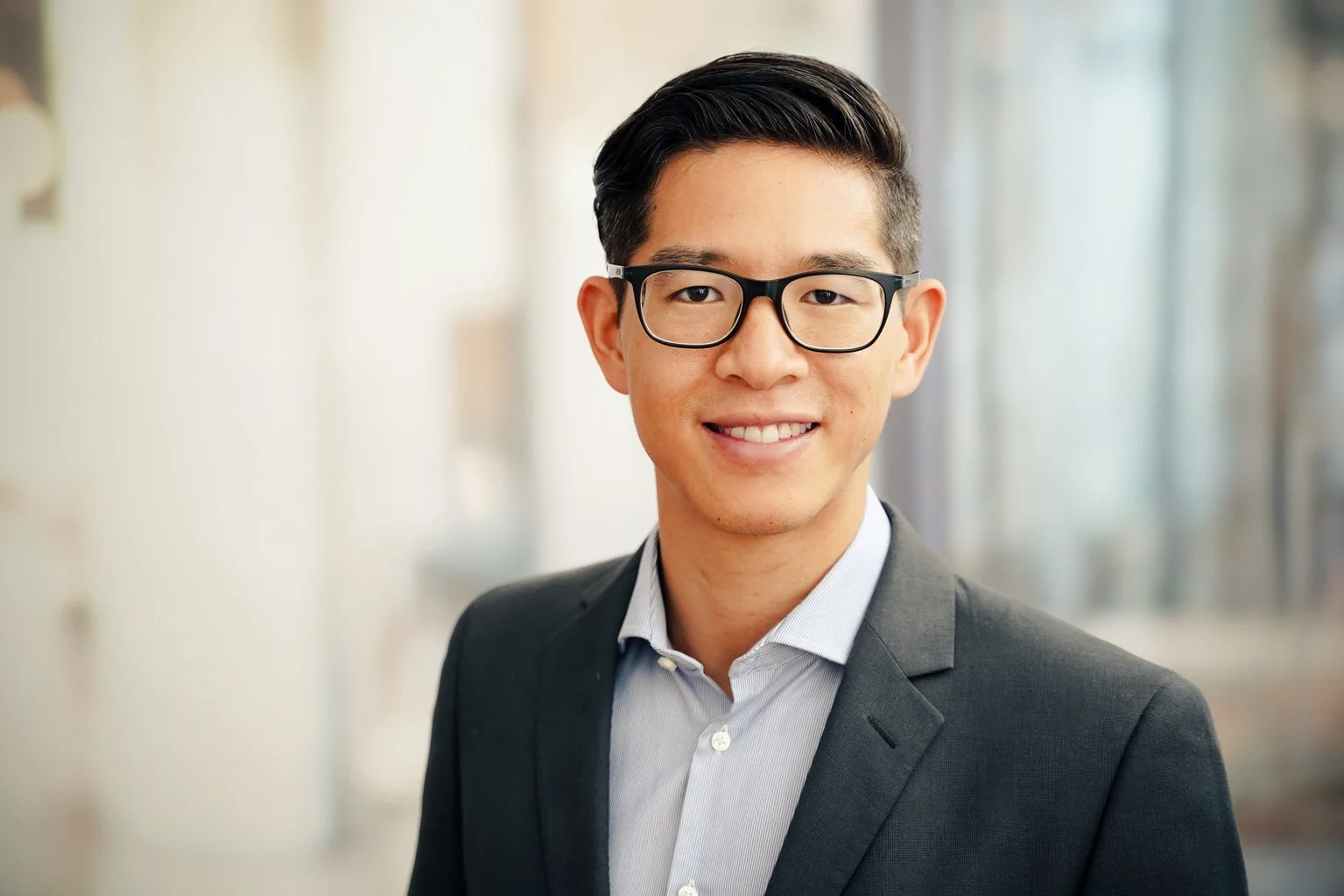 Business Portrait - Ein professionell aussehender Mann mit Brille in Geschäftskleidung,