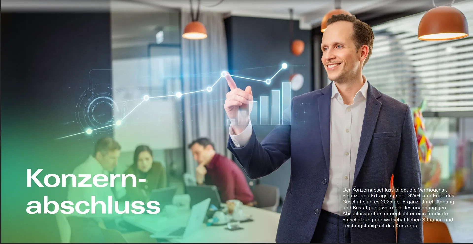 Geschäftsmann in Anzug, der eine digitale Graphik mit aufsteigenden Linien und Balken berührt, im modernen Büro mit anderen Menschen im Hintergrund.