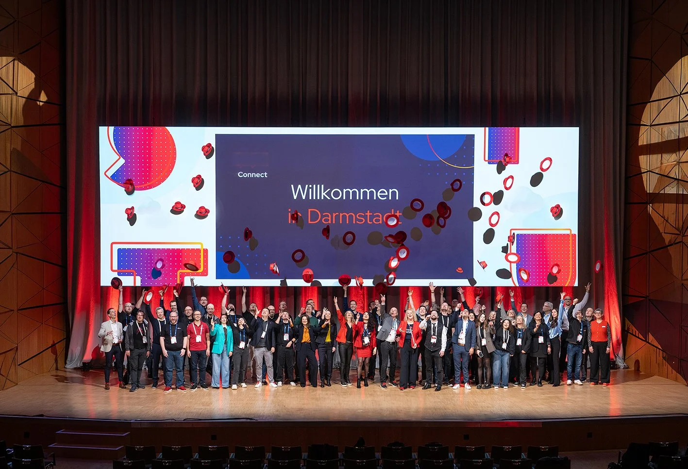 Gruppenbild von 140 Personen