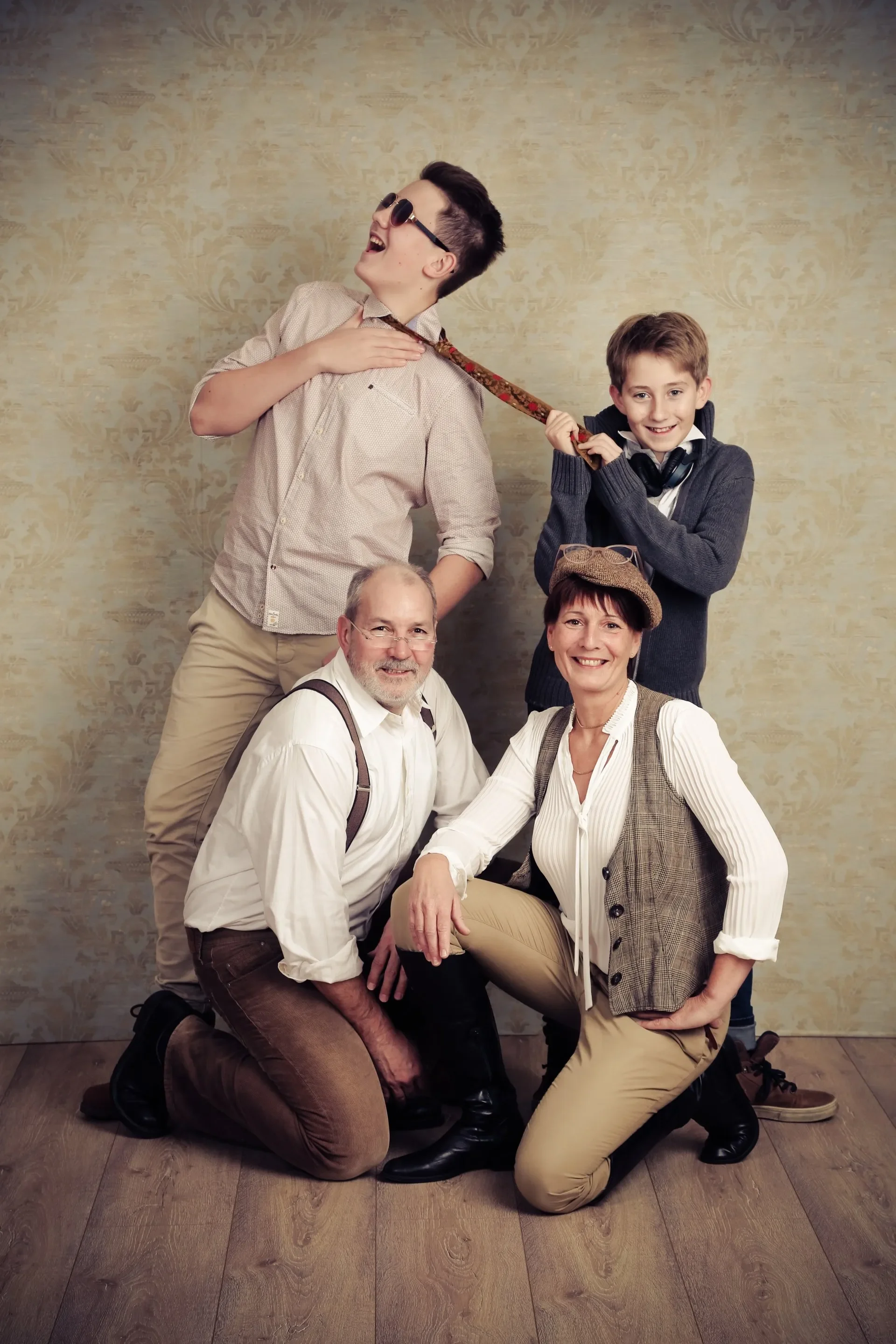 Lustige Familien Fotoshooting, sie lachen, lächeln und wirken fröhlich.  Die Gruppe zeigt einen freundschaftlichen und lebendigen Zusammenhalt.