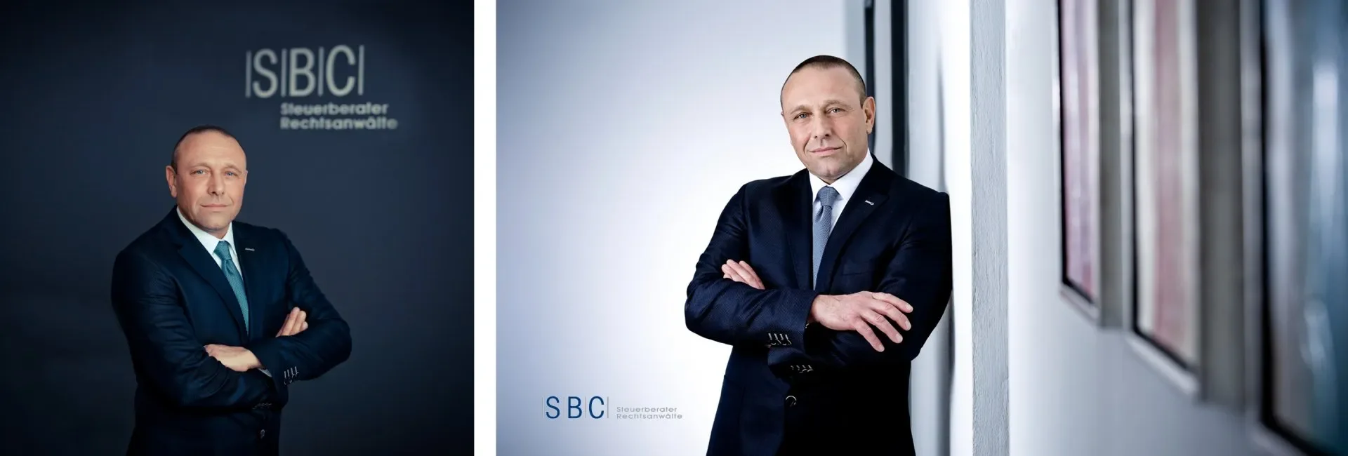 Zwei professionell gekleidete Männer in Anzügen, einer vor einem dunklen Hintergrund mit SBC und Steu­erberater-Rechtsanwälte Schriftzug, der andere an einer weißen Wand, jeweils mit verschränkten Armen.