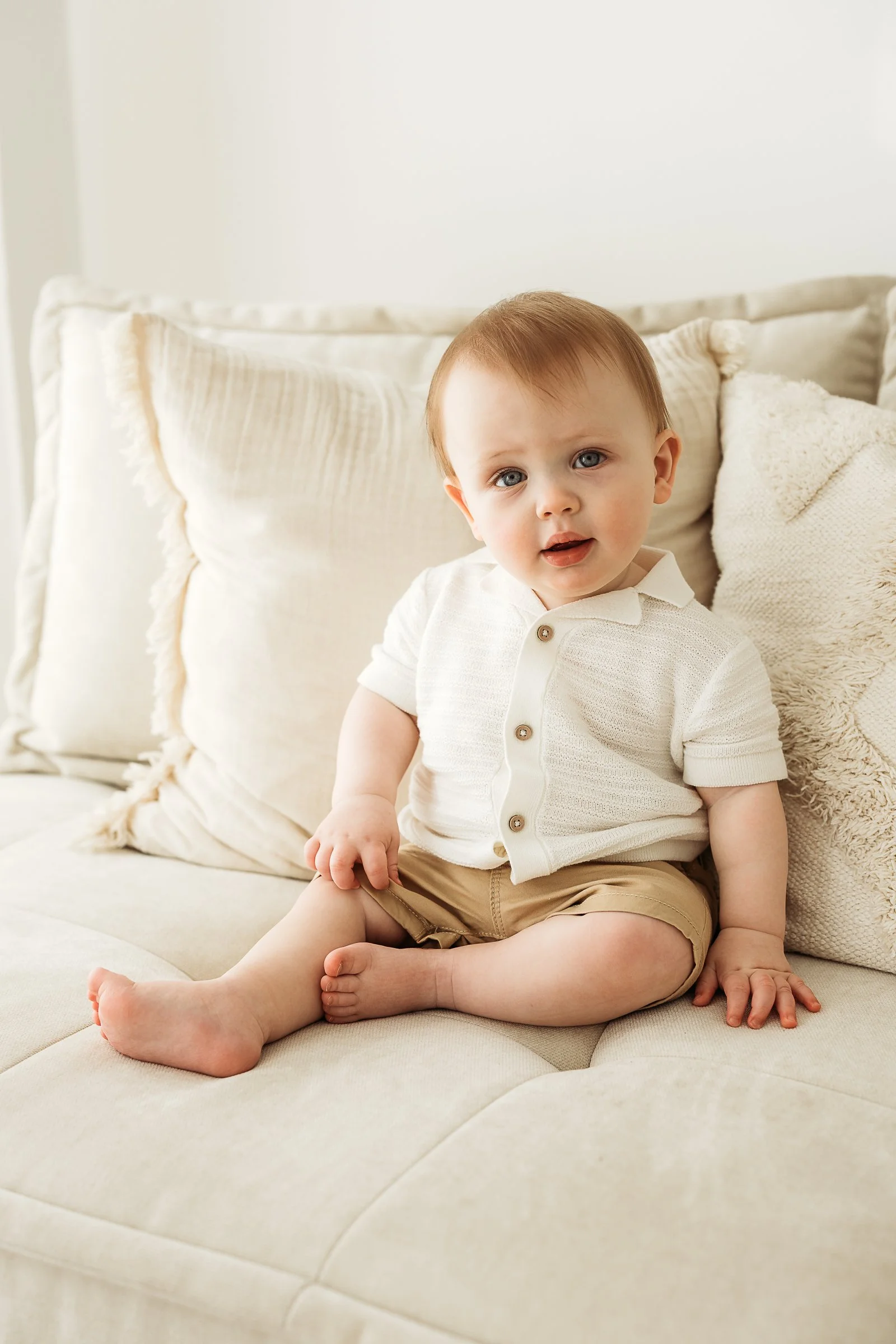 A little one’s personality shining through during their first birthday celebration, capturing the curiosity and joy of this fleeting stage.