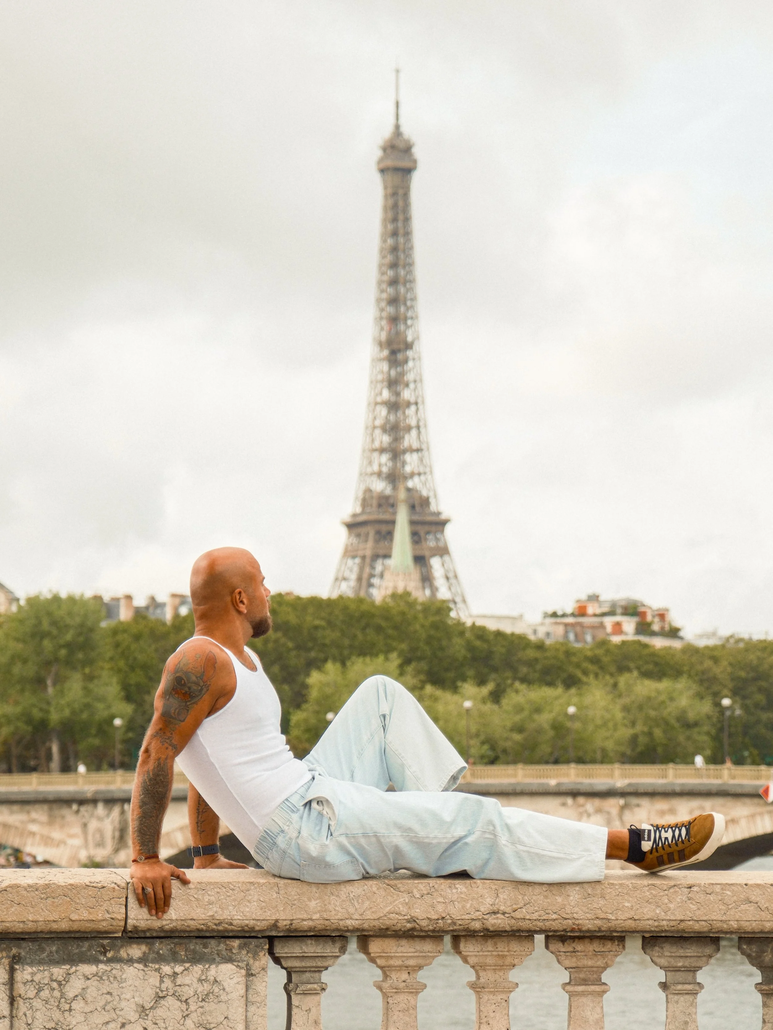 Voil&agrave;, voil&agrave;, voil&agrave;, voil&agrave; juste ici
Moi mon r&ecirc;ve mon envie, comme j&rsquo;en cr&egrave;ve comme j&rsquo;en ris
Me voil&agrave; dans le bruit et dans le silence🩵💙🤍

#paris #jetaime #jadore #beardedman