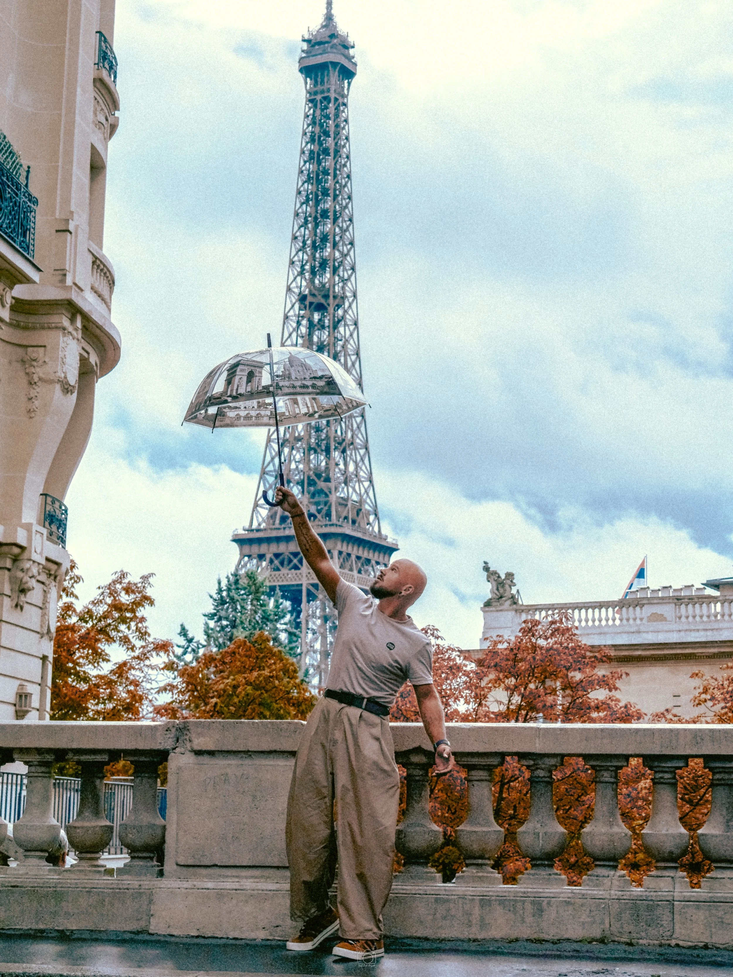 Je danse avec le vent, la pluie
Un peu d&rsquo;amour, un brin de miel
Et je danse&hellip;&hellip;&hellip;..

 🩵💙🤎 

#paris #photographer