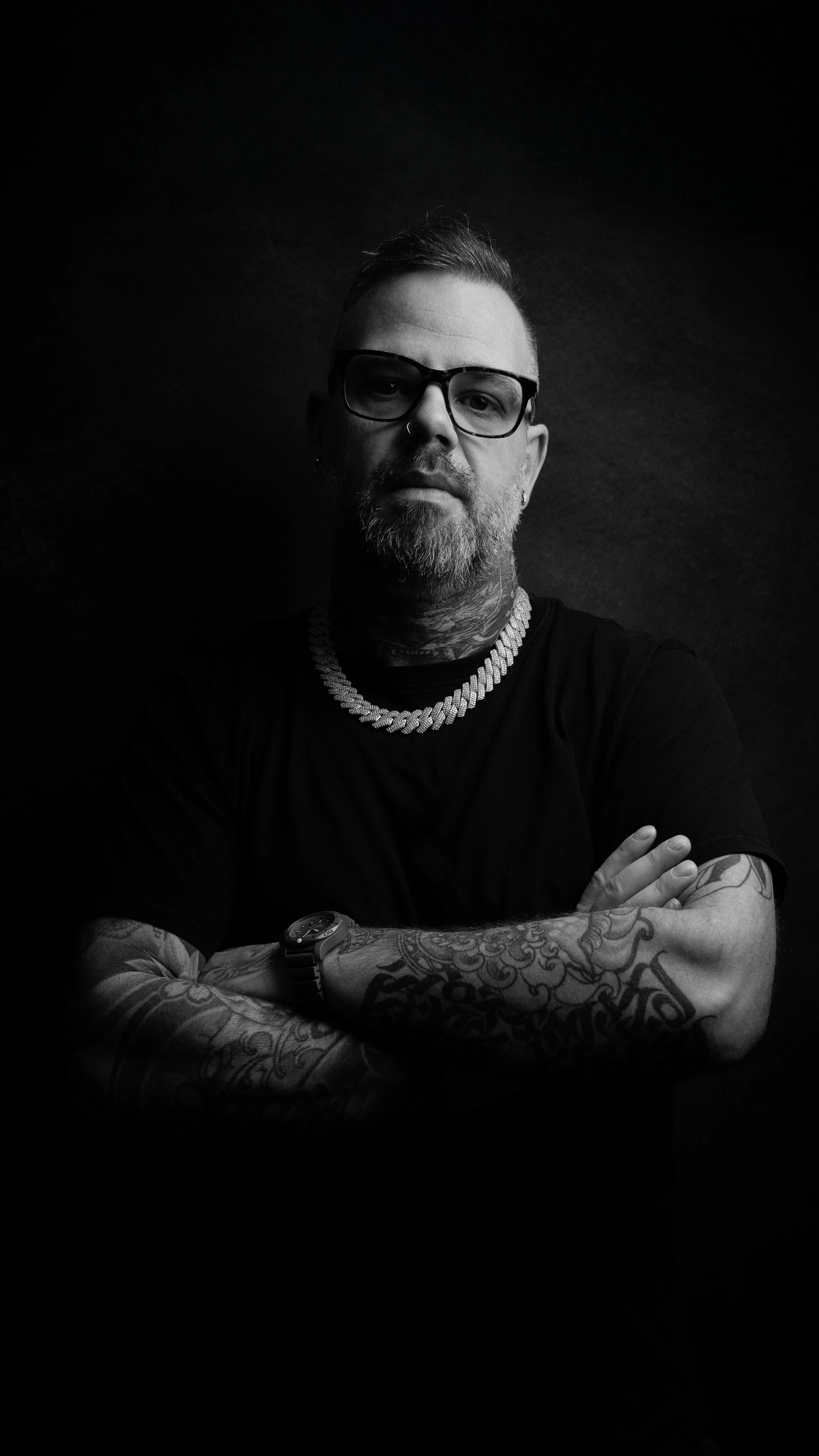Portrait en noir et blanc de Hugo, tatoueur spécialisé en black & grey chez InkVault à Mirabel.