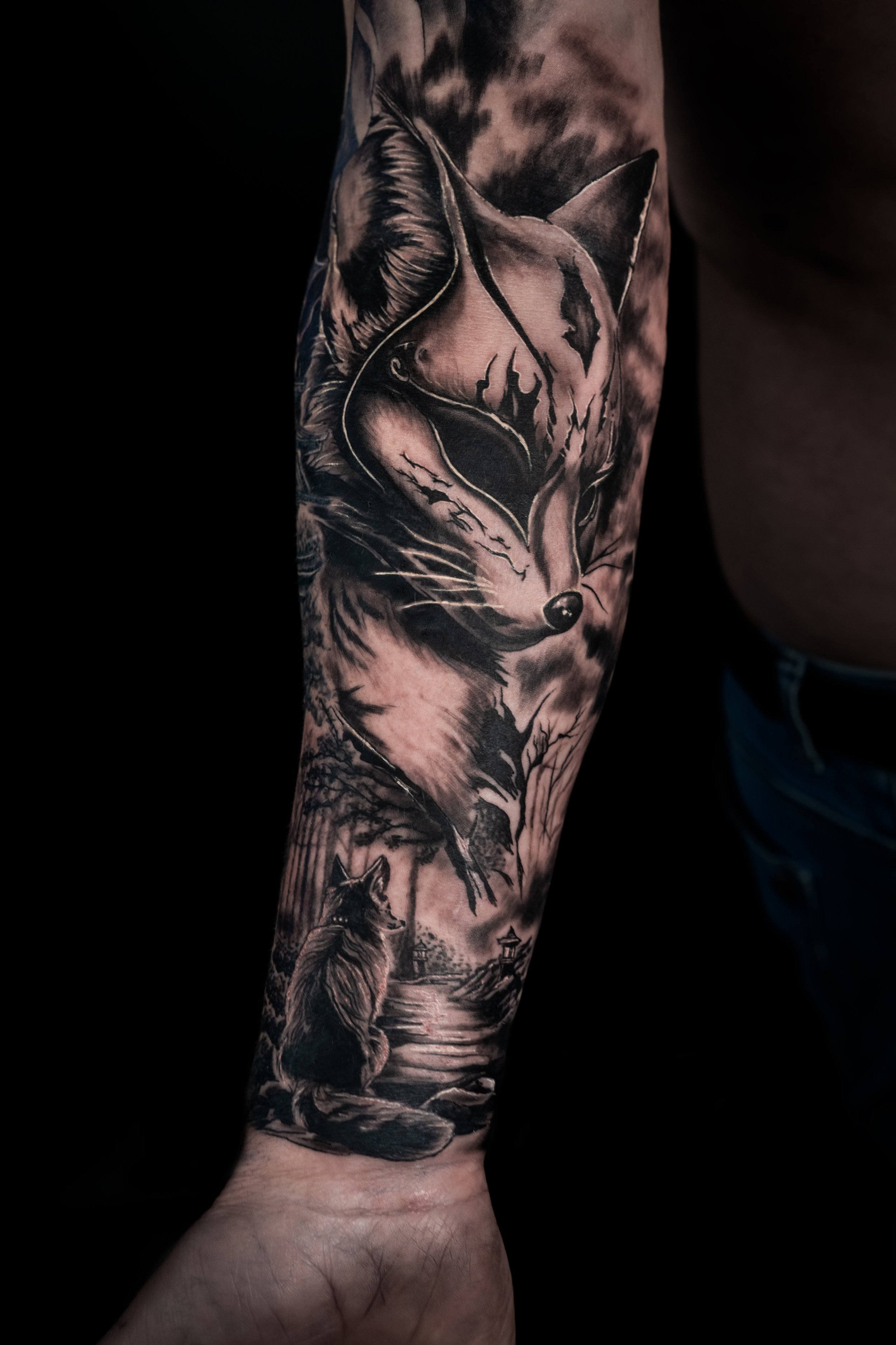 Tatouage black & grey représentant un kitsune sur un bras.
