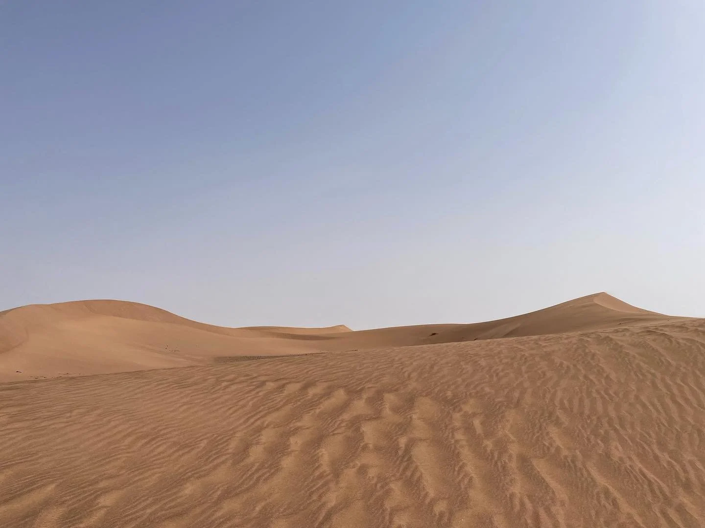 Revenir tout doucement &agrave; la r&eacute;alit&eacute; apr&egrave;s un s&eacute;jour magique dans le Sahara. Le c&oelig;ur rempli de joie et de gratitude d&rsquo;avoir v&eacute;cu cette exp&eacute;rience hors du commun. Align&eacute;e avec qui je s