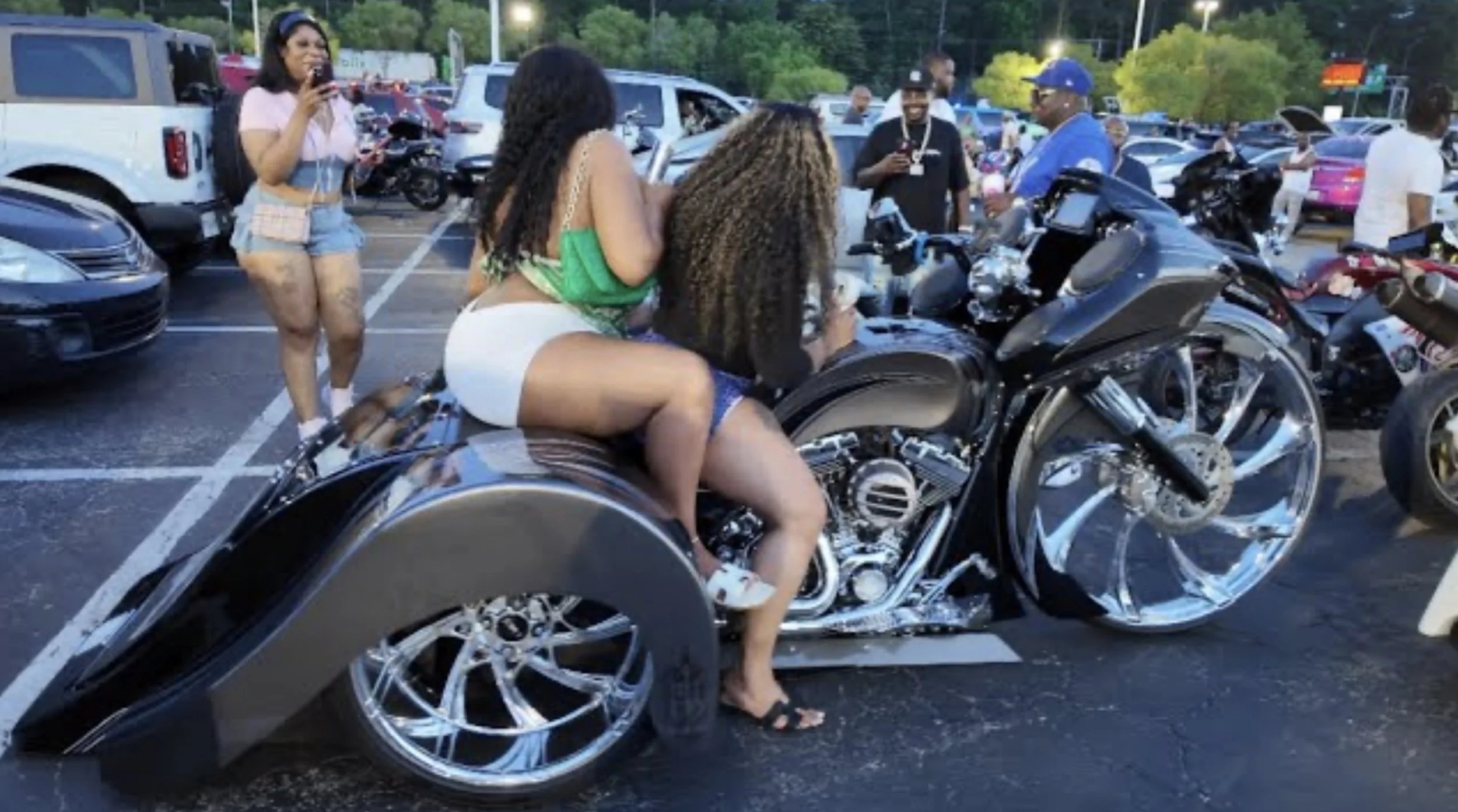 STREET RIDER GROUP: MASSIVE PACKS FILLING CITY STREETS.