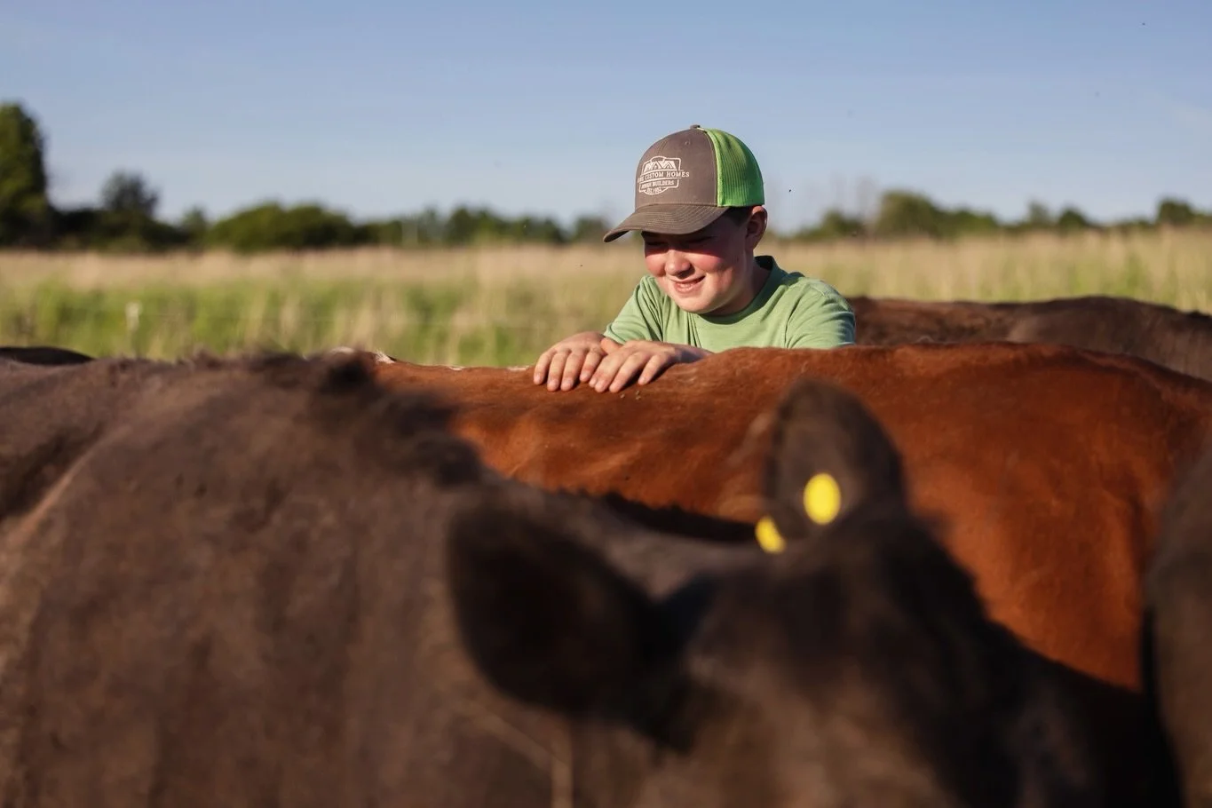 Elam from @bedientfarms out with the girls on their 200+ acre pasture.

@theluckytable