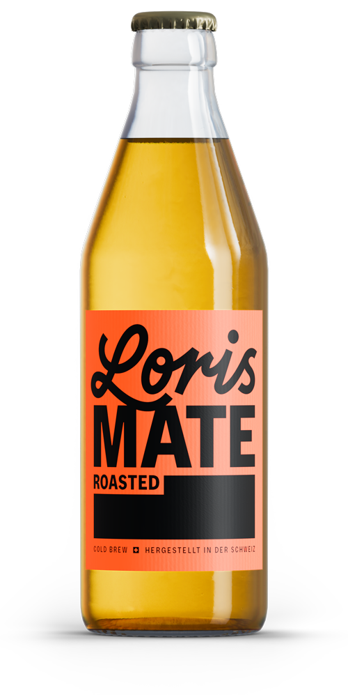 Bierflasche mit gelbem Inhalt und rotem Etikett, auf dem steht "Loris MATE roasted" und "Cold Brew hergestellt in der Schweiz".