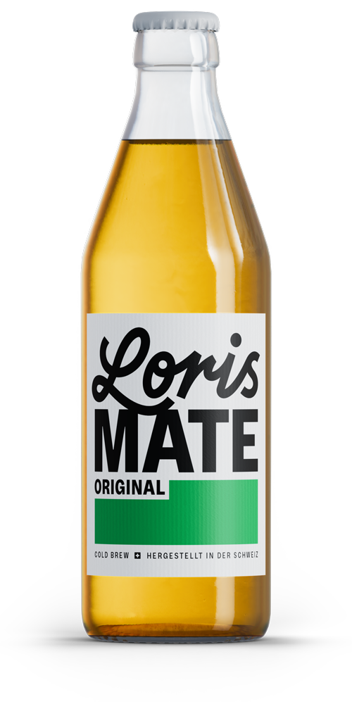Eine Flasche Loris Mate Original mit gelbem Getränk und weißem Etikett, das grünes Rechteck und schwarzen Text zeigt, hergestellt in der Schweiz.