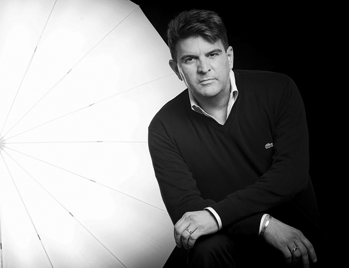 Foto Moshe_Black background.png