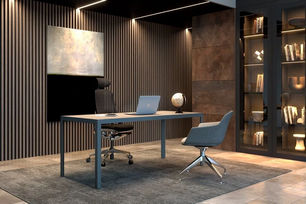 Oficina moderna con pared de madera, escritorio con laptop y globo terráqueo, silla de oficina y de visitas, estantería con libros y decoración.