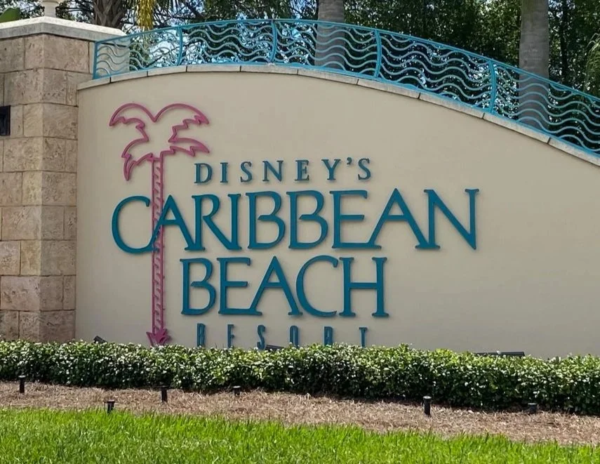 ¿Buscás hoteles temáticos de piratas en Orlando? Conocé las opciones dentro de Disney, alternativas en Legoland y cómo transformar tu habitación.