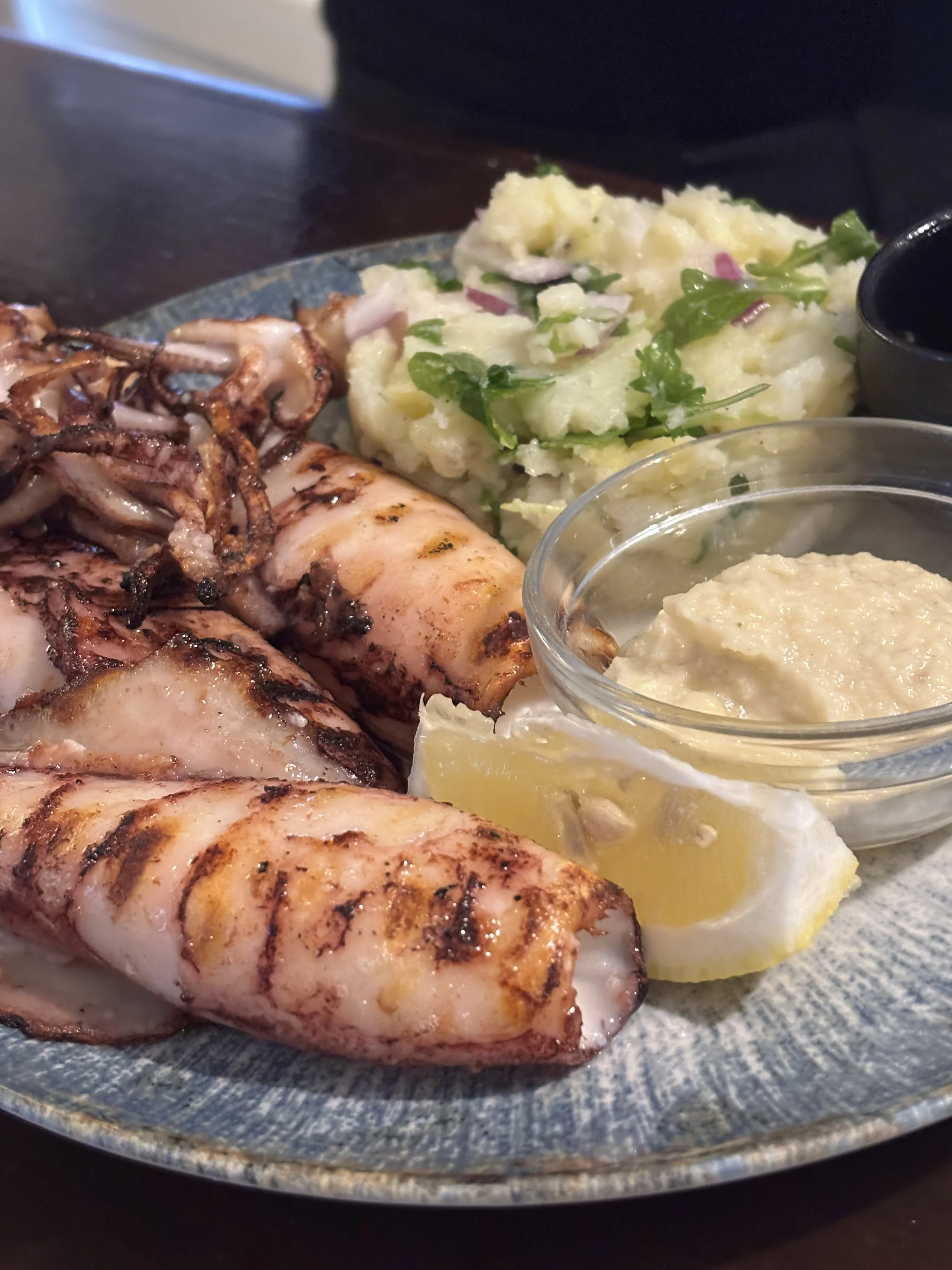 Lignje na žaru sa domaćom blitvom i krumpirom.
Grilled squid with local Swiss chard and potatoes.
