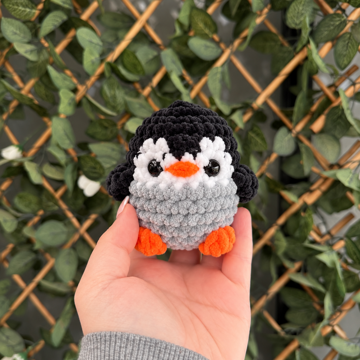 Handheld Pom-Pom Penguin in Greenery.png