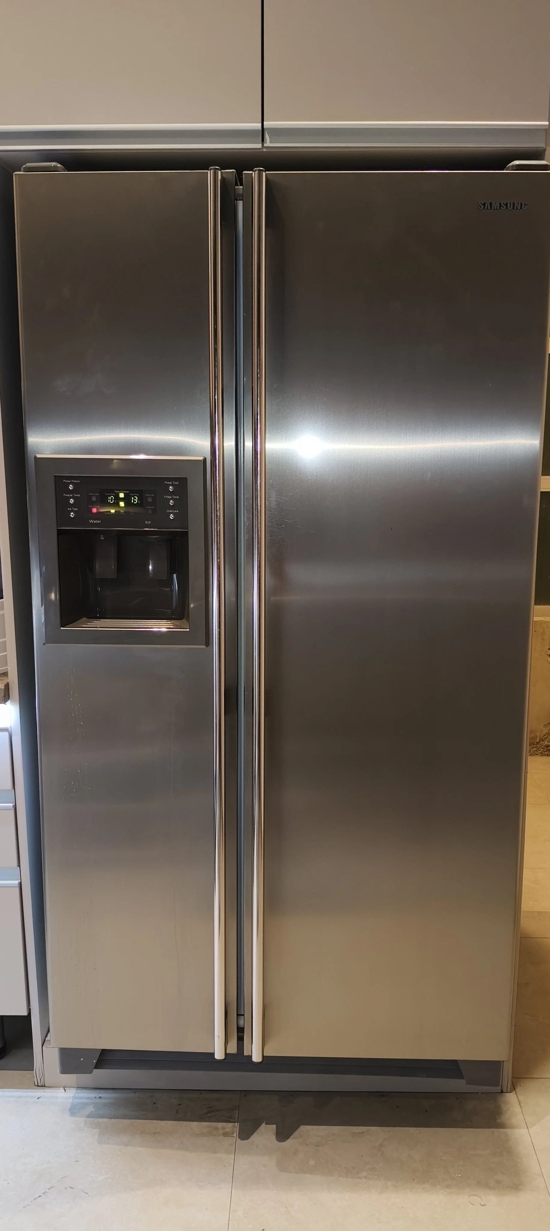 Refrigerador dúplex de acero inoxidable con dispensador de agua