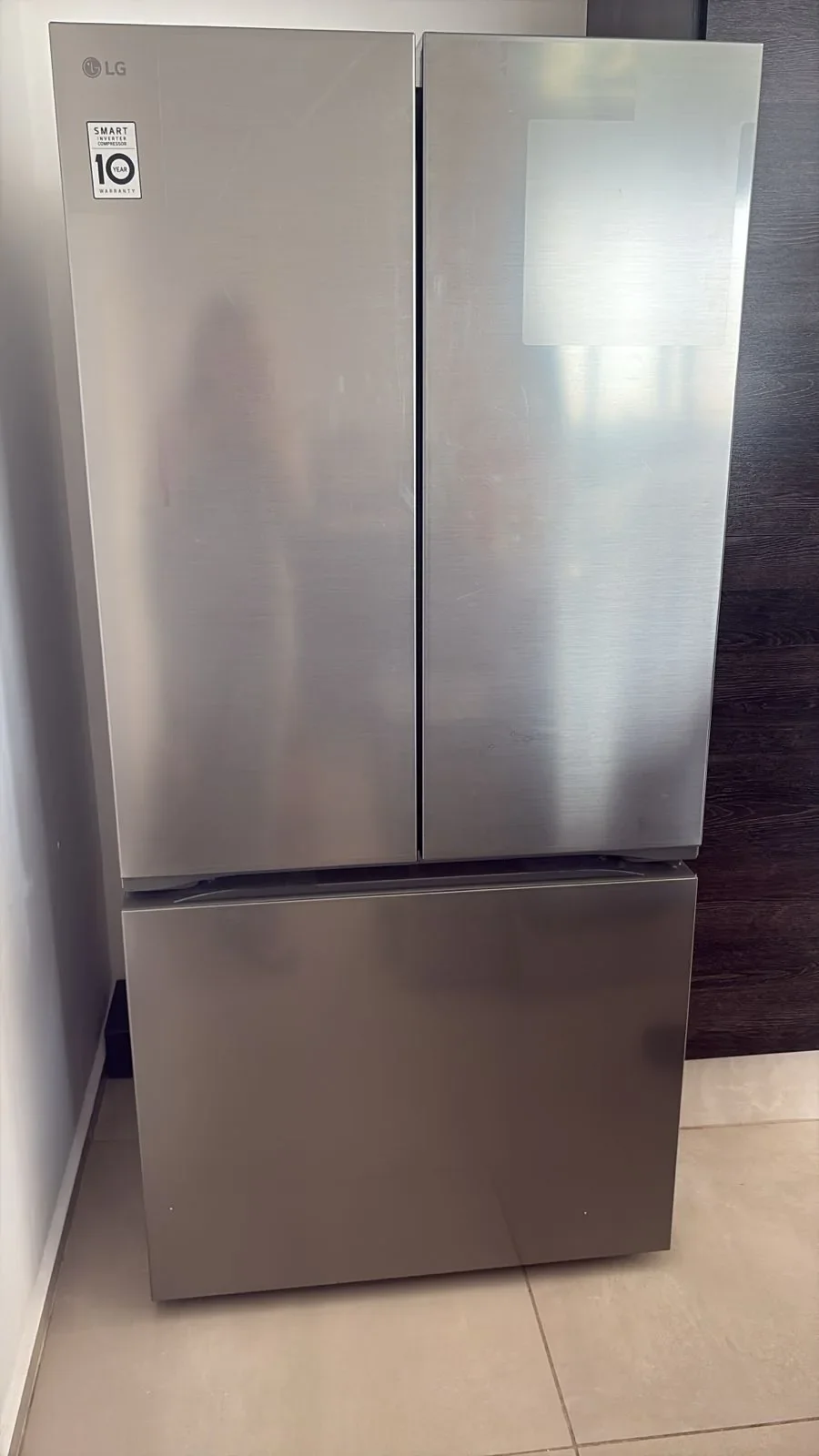 Refrigerador de acero inoxidable colocado en el área de servicio.