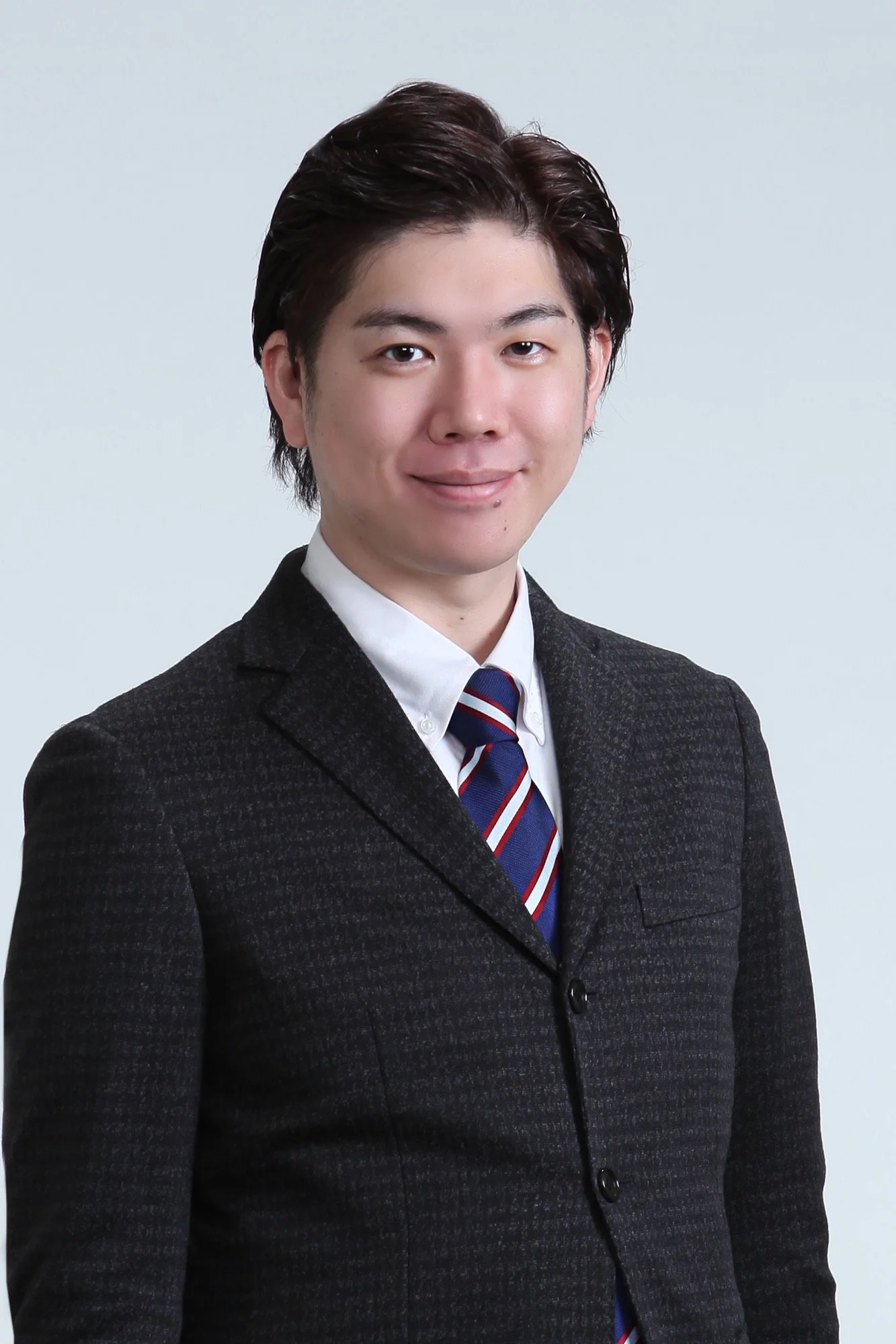 紺色のスーツを着た若い男性のビジネス写真