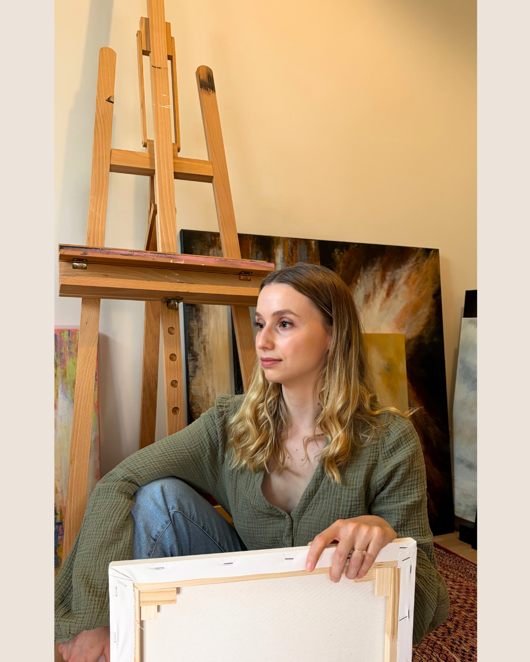 Contemporary acrylic artist Lea Dékány in her Budapest studio