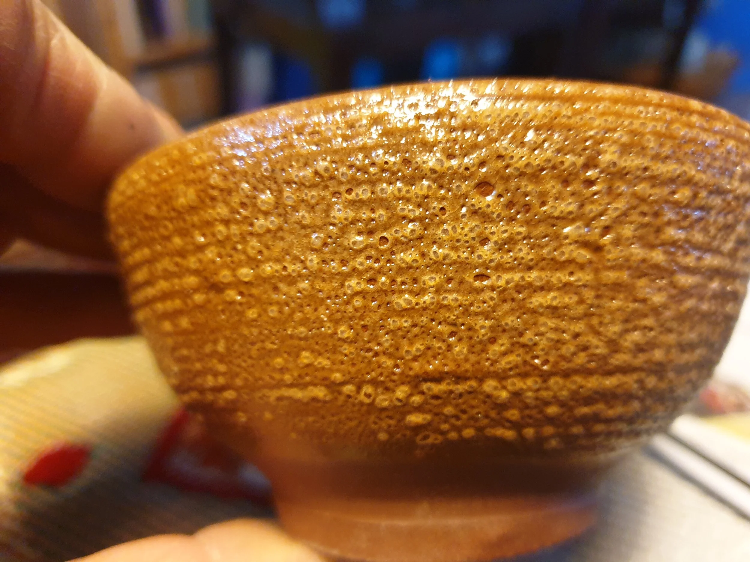 Close-up van een koperen of bronzen voorwerp met een geperforeerd patroon