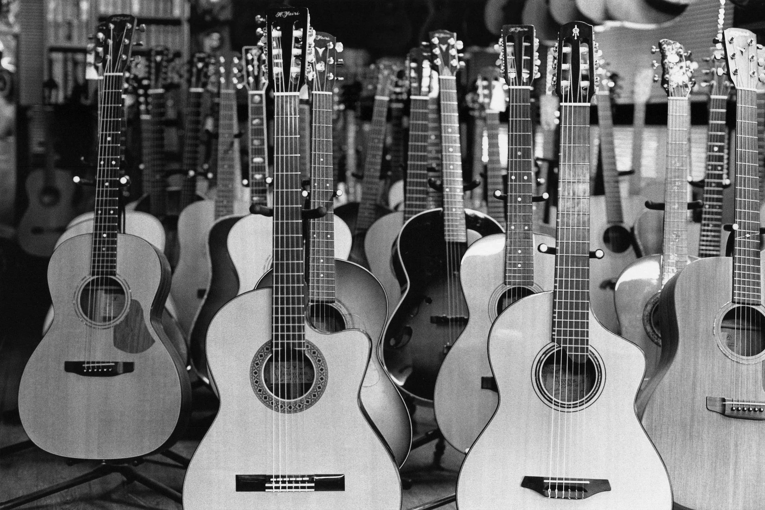 Série de guitare K Yairi exposées ensemble dans les ateliers au Japon