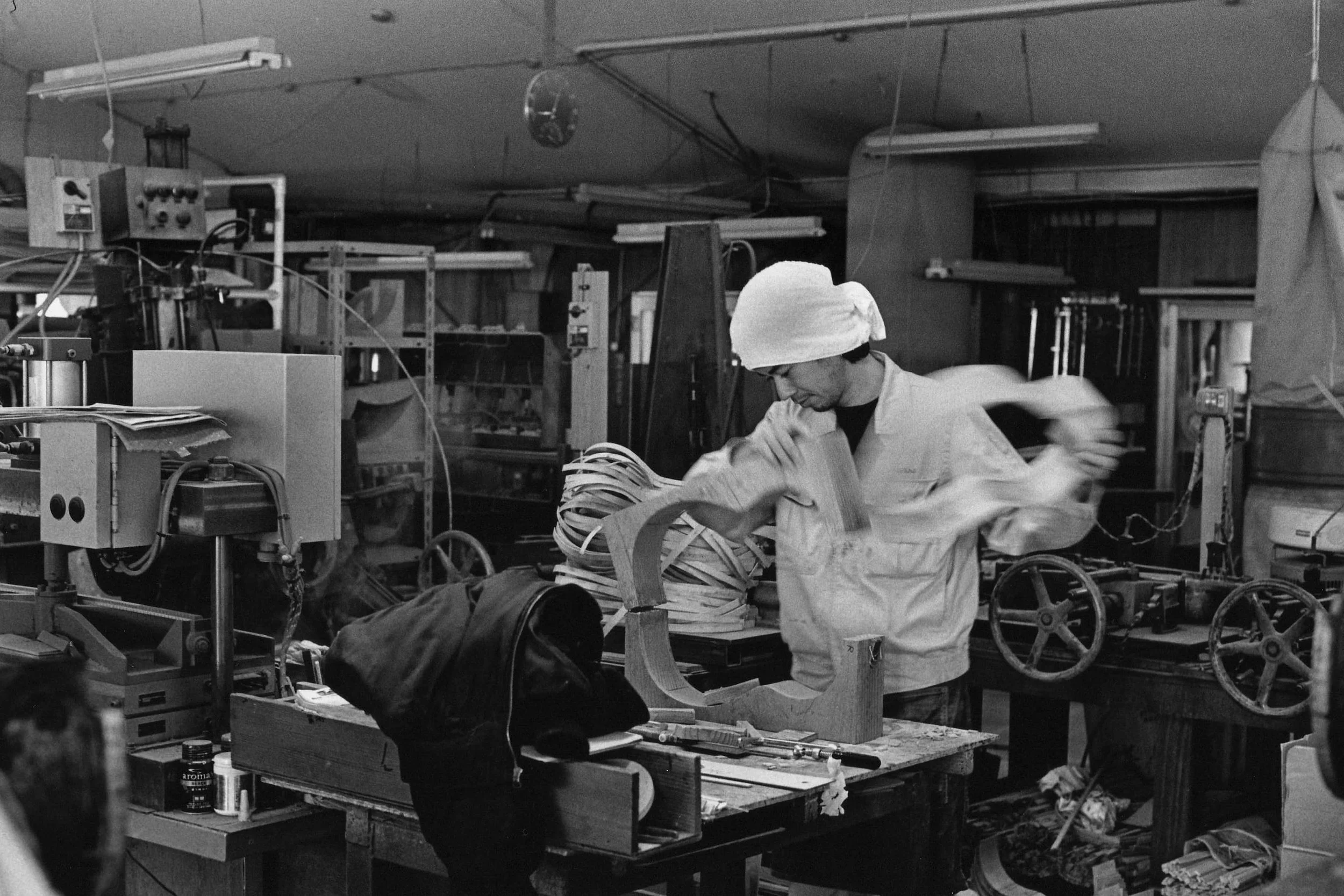 Un artisan Japonais travaille sur le gabarit d'une guitare dans les ateliers K Yairi