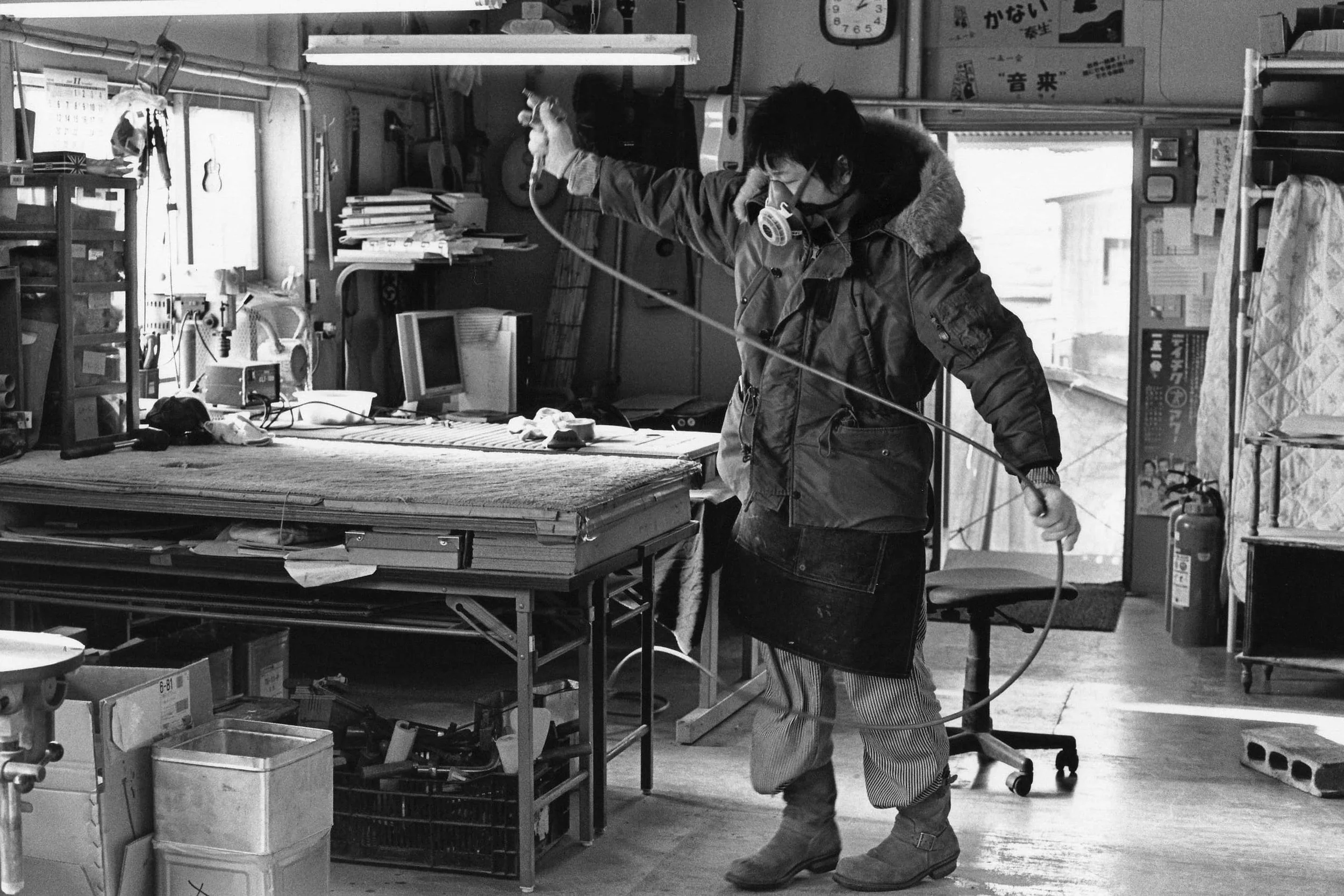 Un artisan Japonais travaille sur une guitare dans les ateliers K Yairi, il utilise un tuyau de séchage