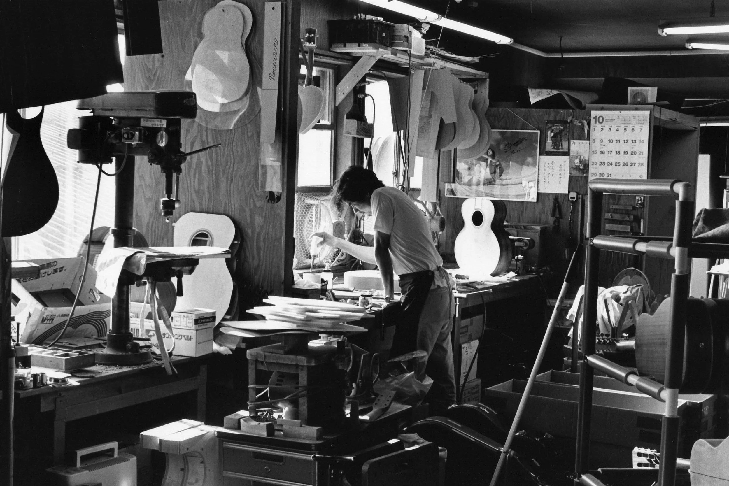 Un artisan Japonais des ateliers K Yairi travaille sur un modèle de guitare acoustique.