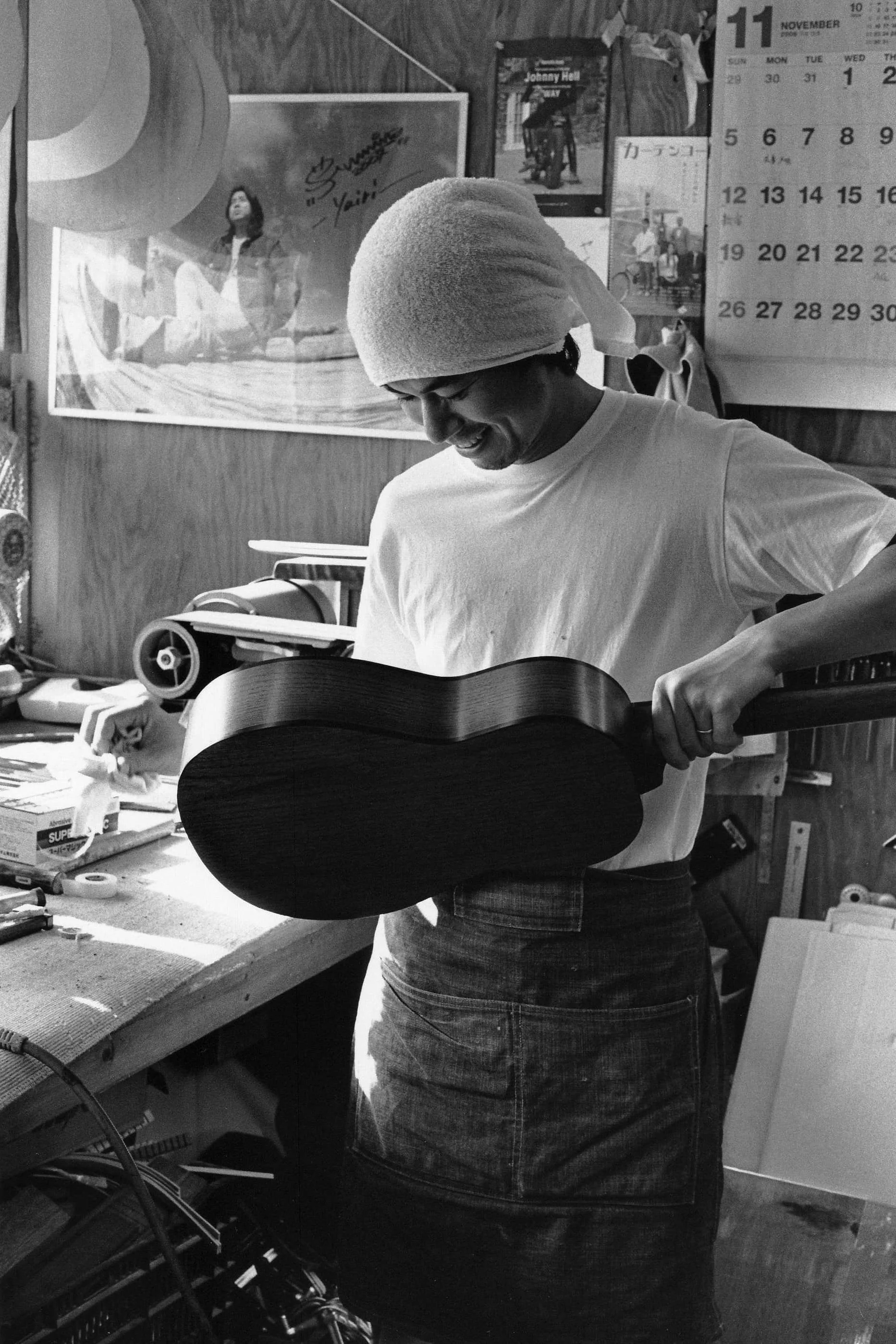 Un artisan Japonais travaille sur une guitare acoustique dans les ateliers K Yairi au Japon