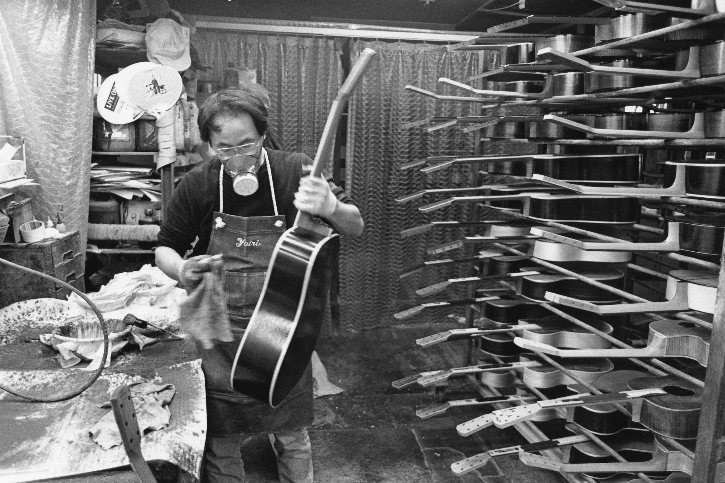 Un artisan Japonais travaille sur une guitare dans les ateliers K Yairi