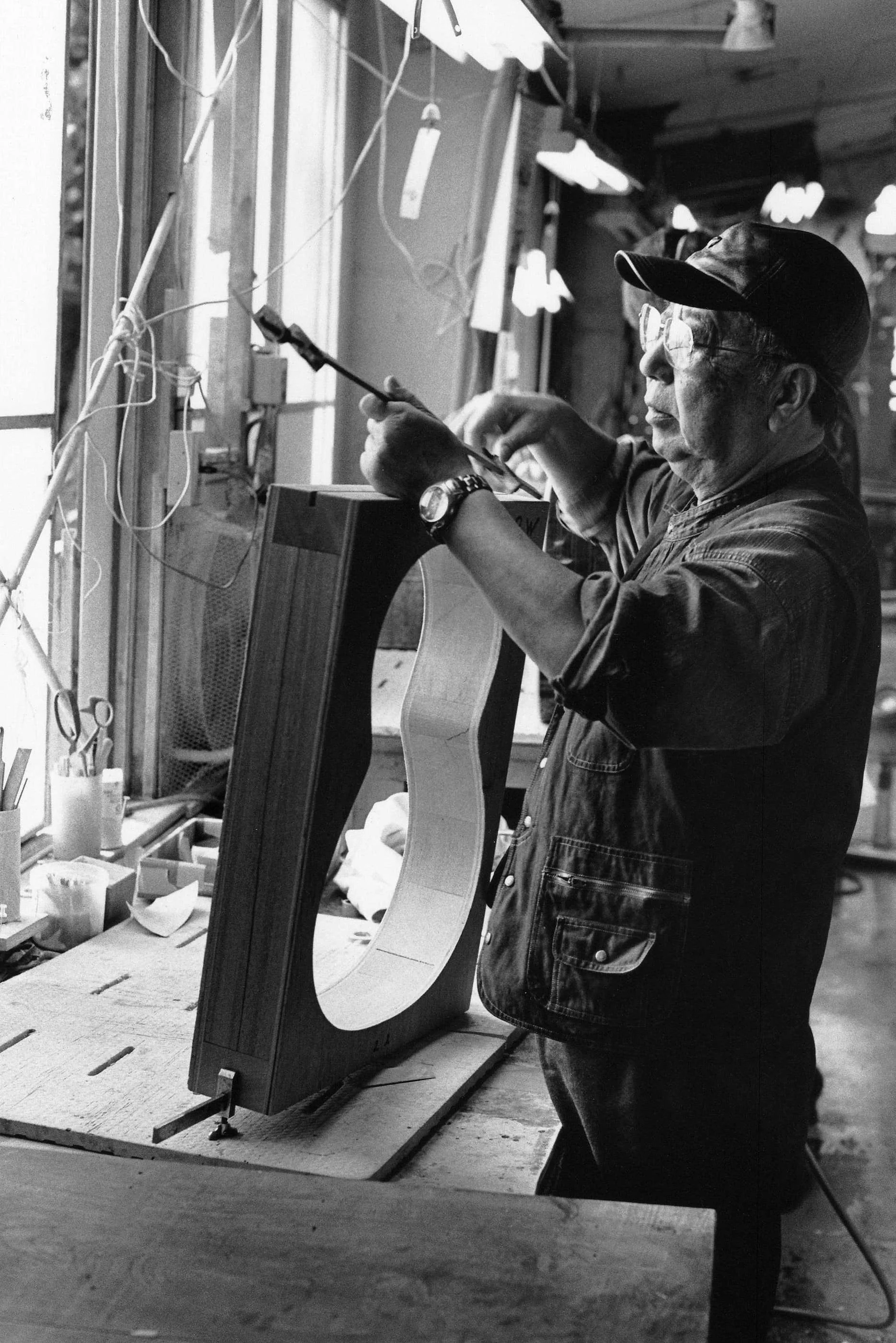Monsieur Kazuo Yairi travaille dans ses ateliers au Japon sur un gabarit de guitare