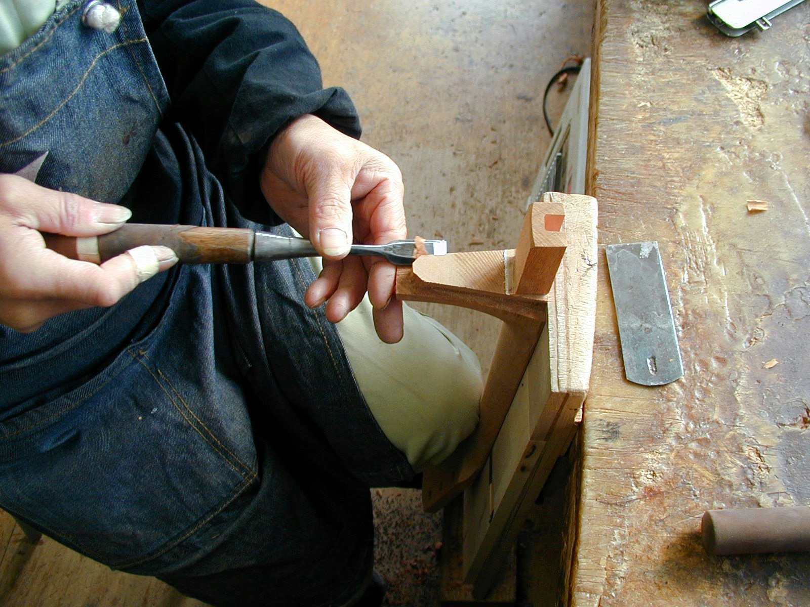 Un artisan K Yairi travaille sur l'assemblage du manche en queue d’aronde pour une guitare acoustique