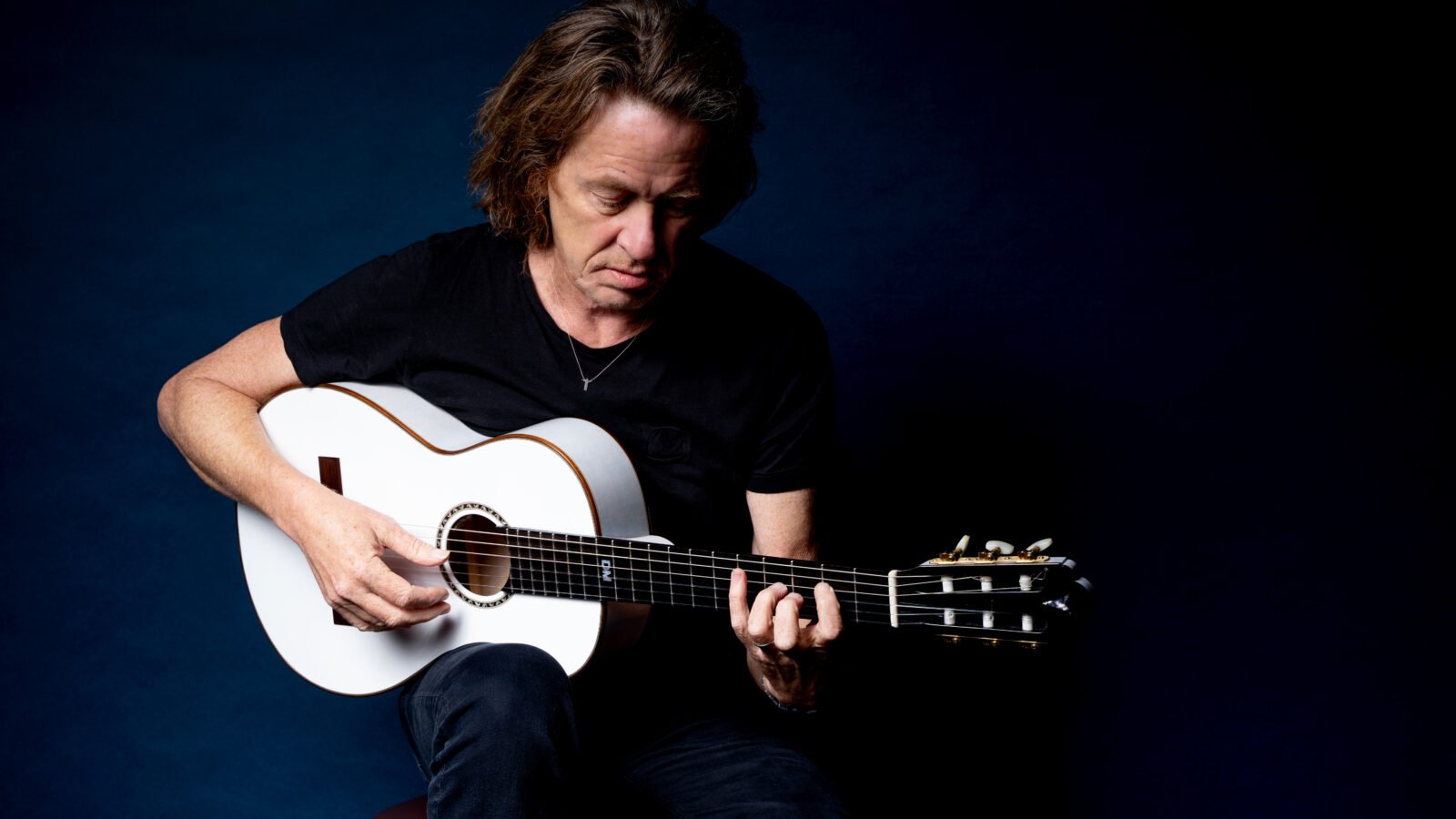 Dominic Miller pose avec sa guitare acoustique K Yairi connue sous le nom de Grace