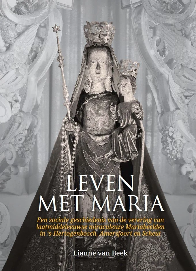 Boekcover met afbeelding van een heilige Mariabeeld met een kind, beide dragen kroon, op een kerk- of kapelachtergrond.