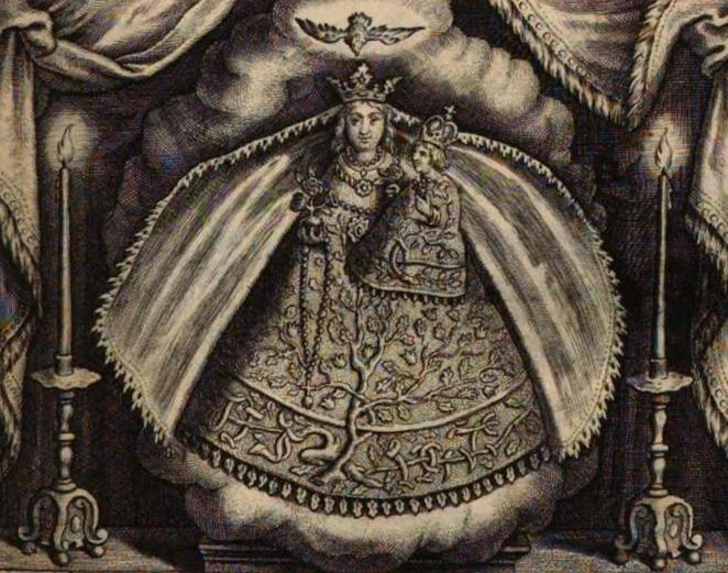 Een tekening van de Maagd Maria met het kind Jezus, gekleed in een rijk gewaad met een kroon, afgebeeld binnen een cirkel en omringd door uitdrukkingen en decoraties.