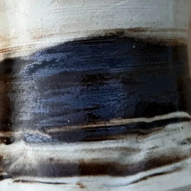 Superficie de madera con marcas y manchas oscuras, apariencia desgastada y sucia.