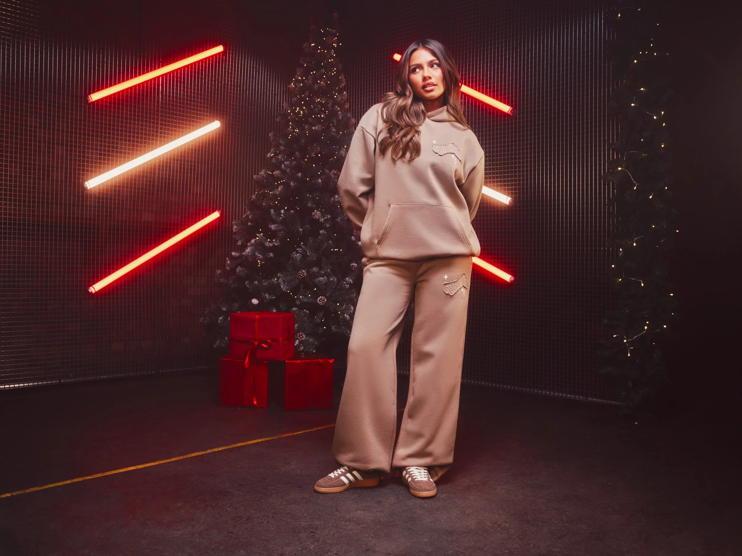 FA_CHRISTMAS_WOMENS_DAY1_OUTFIT6_FORENA_4110515_4110518_4099910_12.jpg