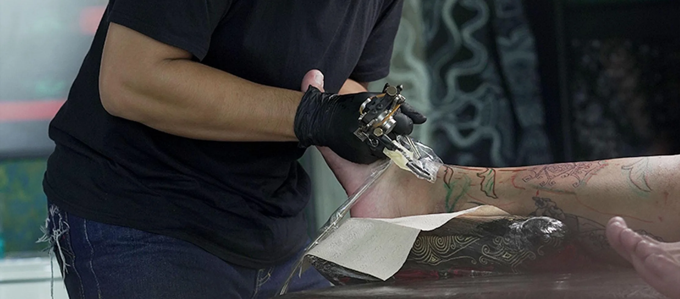 Ornament Artist Sukanasikucing doing tattoo session