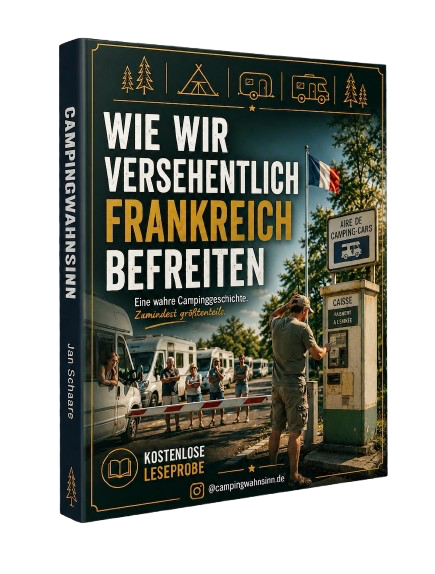 Buchcover mit Titel "Wie wir versehentlich Frankreich bereiten" und einem Bild von Campingfahrzeugen und Menschen beim Tanken an einer Camping-Car-Tankstelle, mit französischer Flagge im Hintergrund.