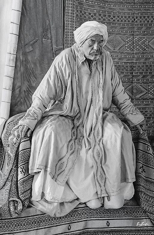 Hachmi Ben Amr en costume traditionnel sur le tournage de "L'homme aux semelles de vent" — photographie de plateau | Bybadr