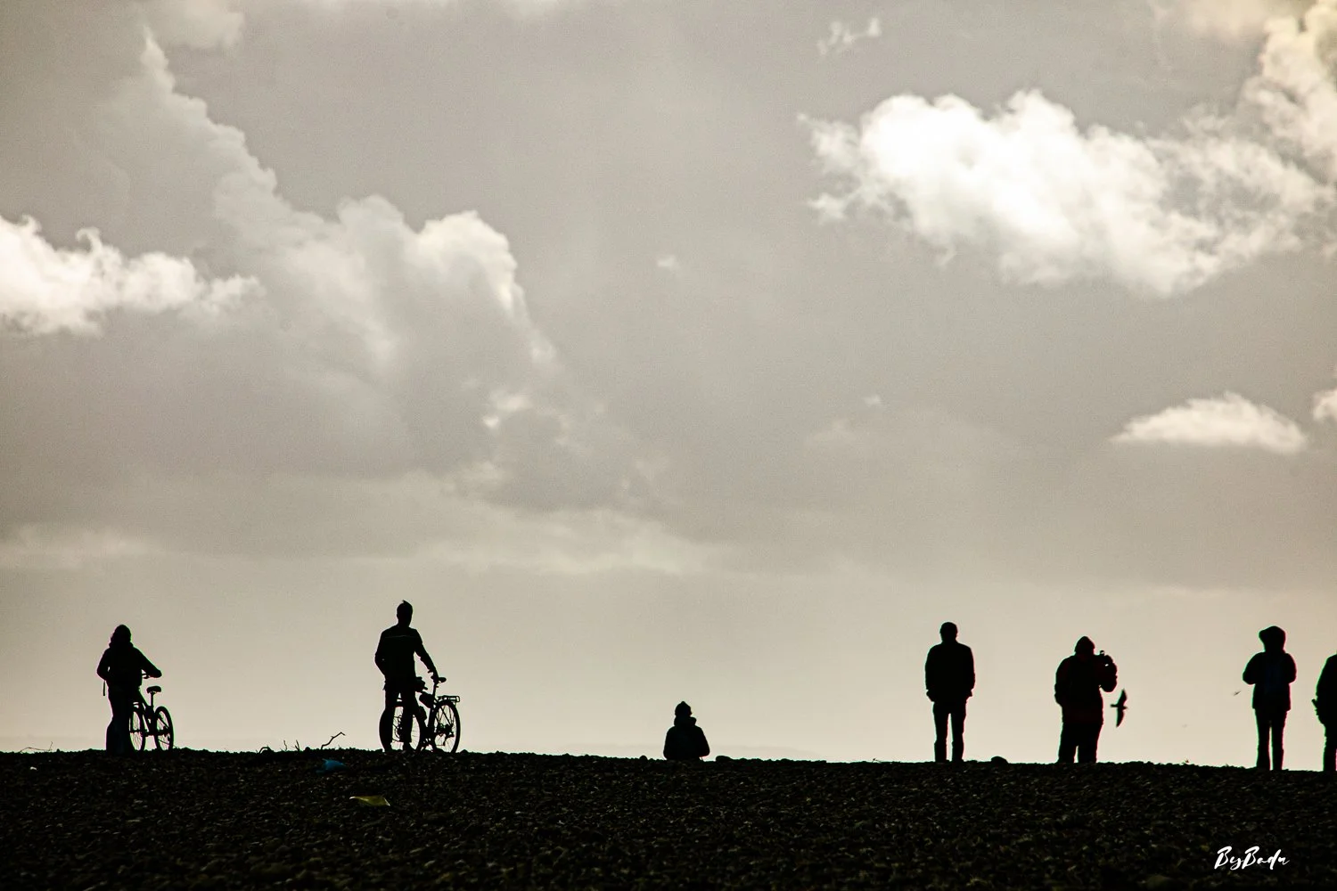 silhouettes digue sepia Le havre bybadr.jpg