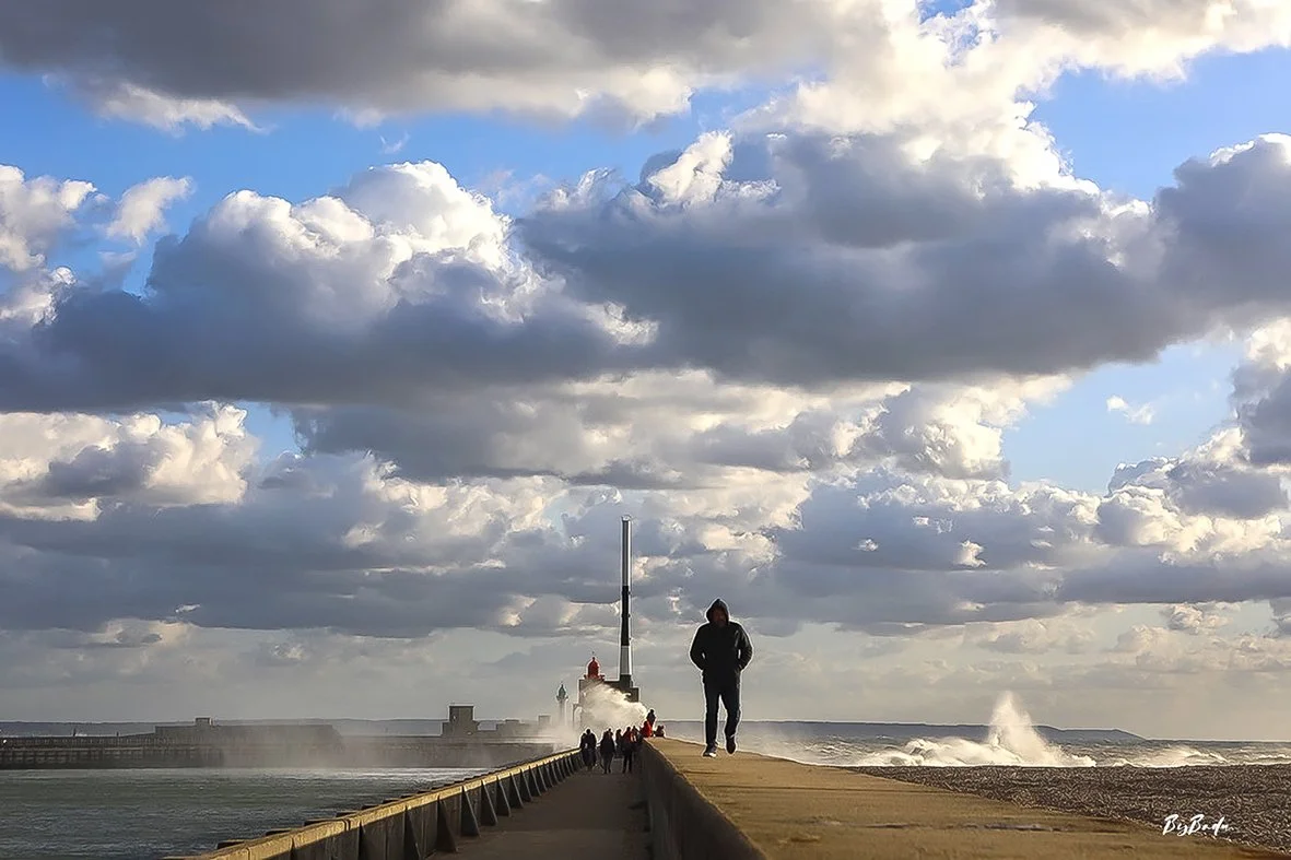 Homme seul sur la digue — très belle composition !
`Un homme. La digue. Le ciel qui hésite. Parfois c'est tout ce qu'il faut.`